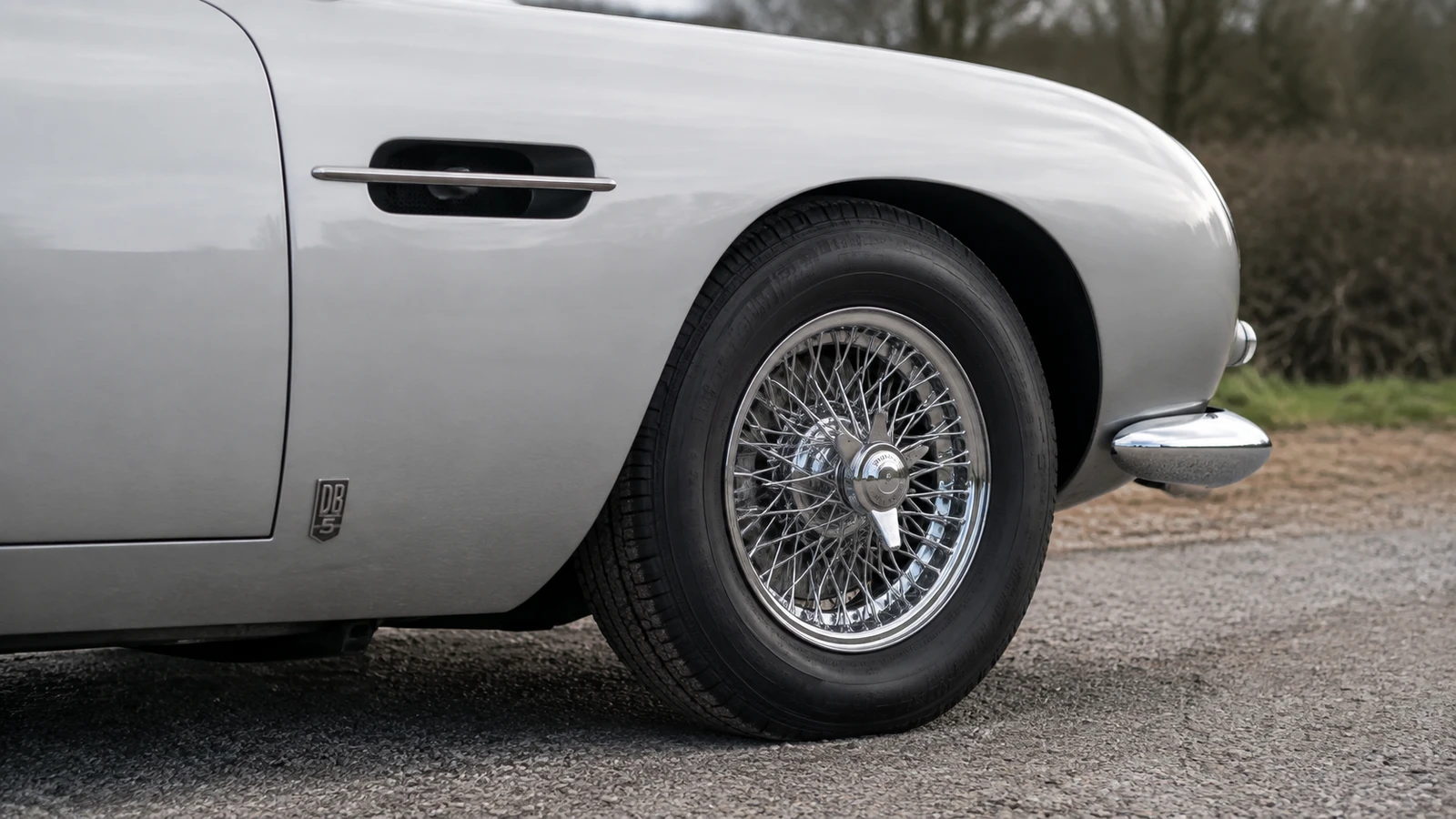 Переднее спицованное колесо и боковой выход воздуха Aston Martin DB5