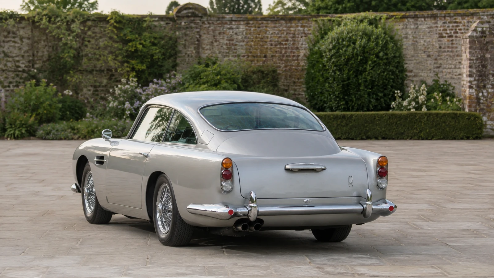 DB5 сзади: округлая корма и три круглых фонаря с каждой стороны