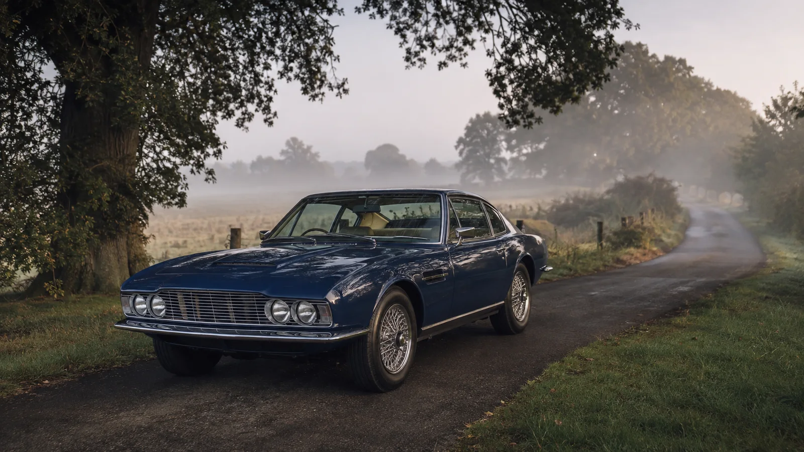 Синий Aston Martin DBS первого поколения на английской дороге