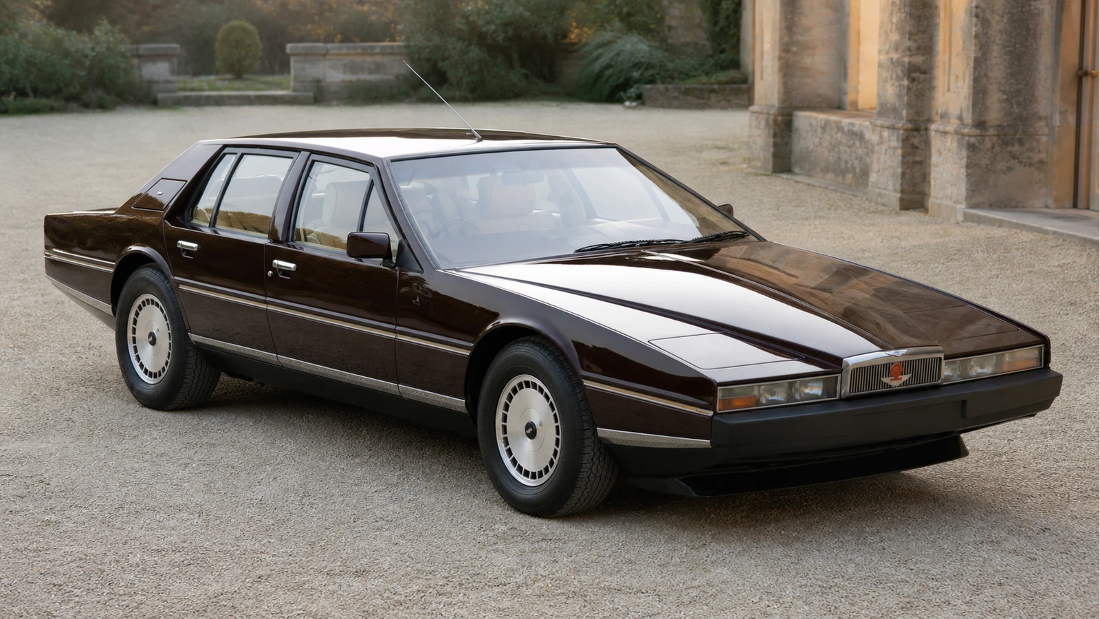 Aston Martin Lagonda Series 2 — вид спереди в три четверти