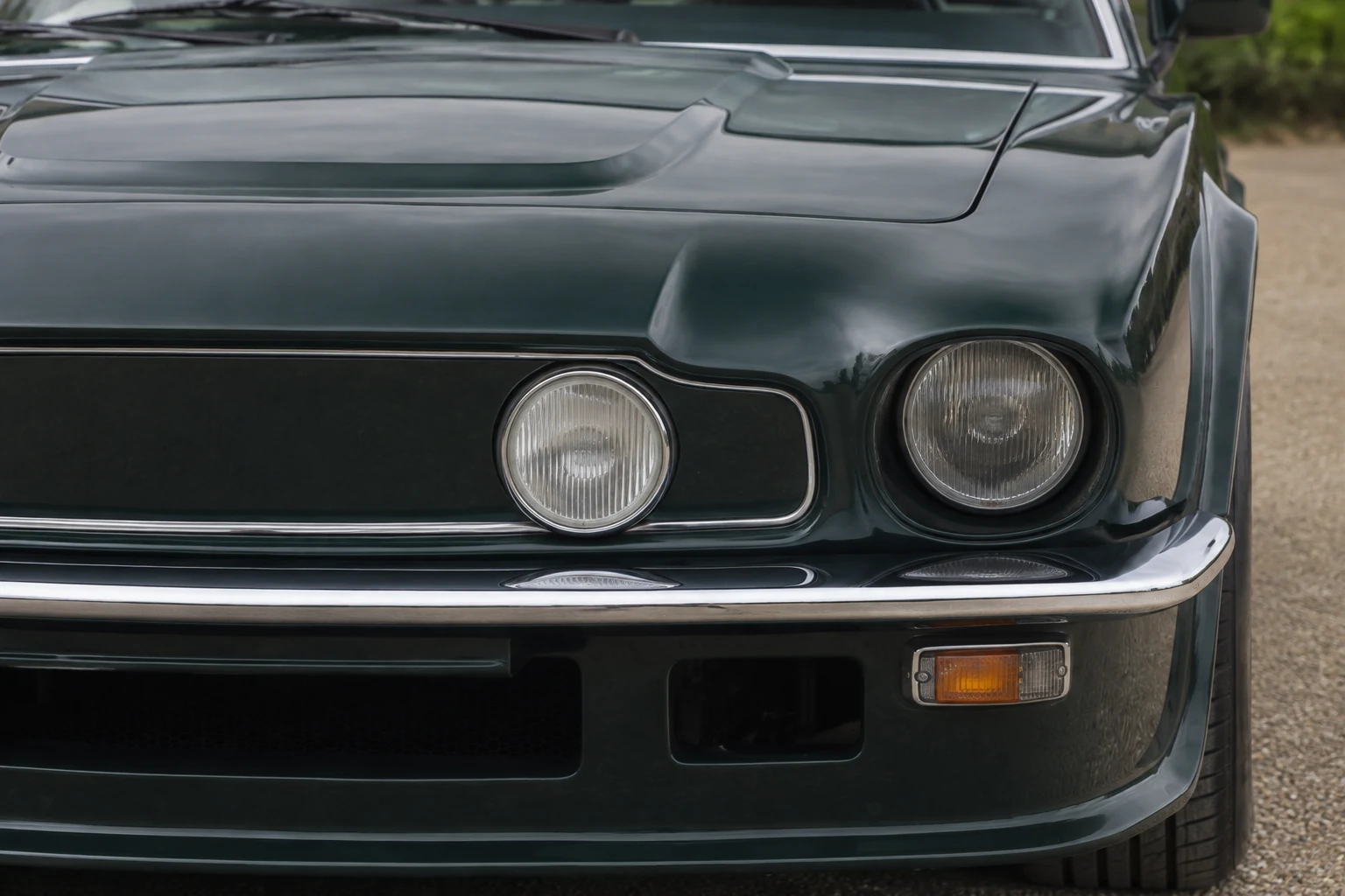 Закрытый проём решётки и дополнительные фары V8 Vantage