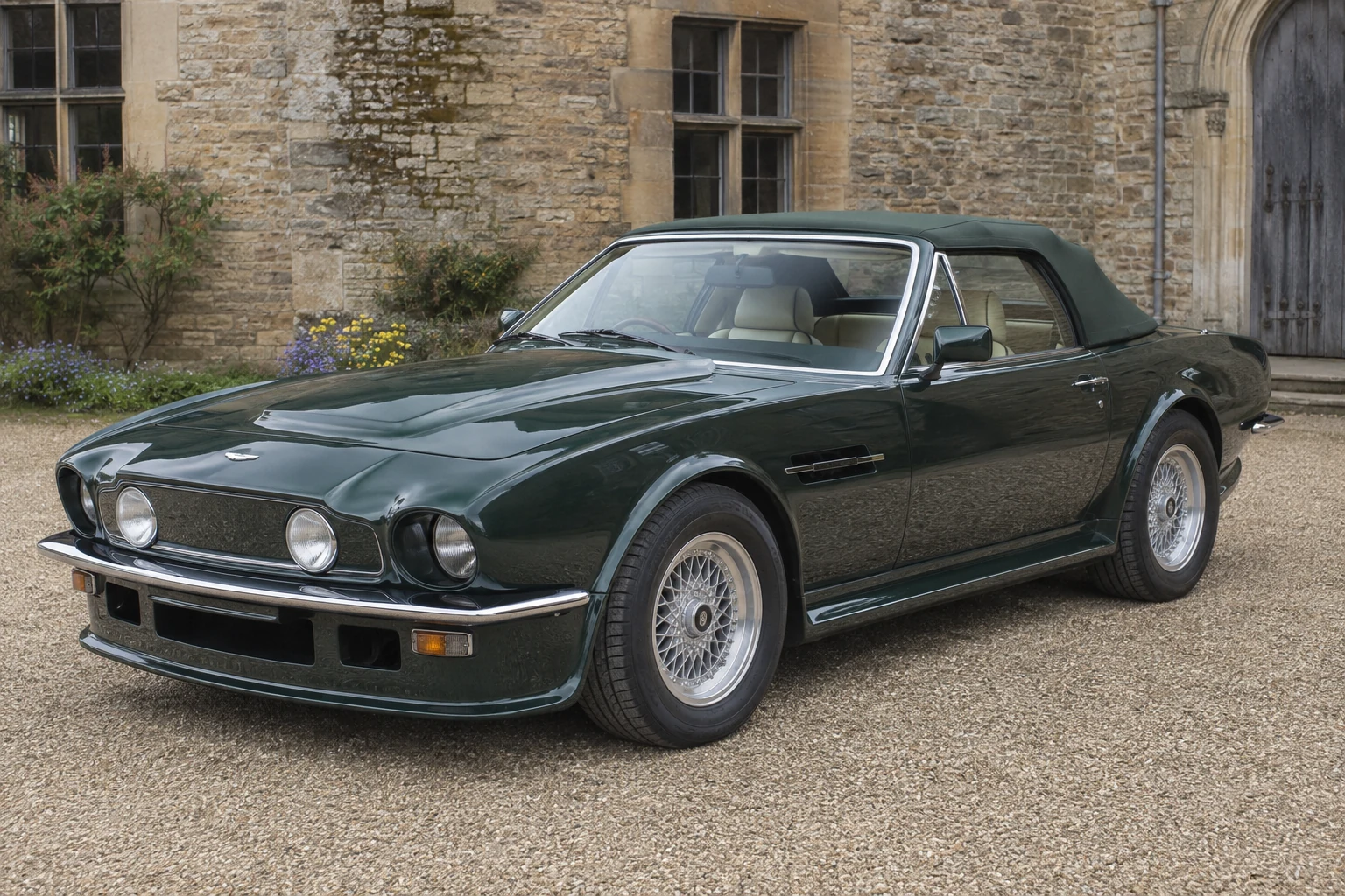 Aston Martin V8 Vantage Volante конца 1980-х с поднятой крышей