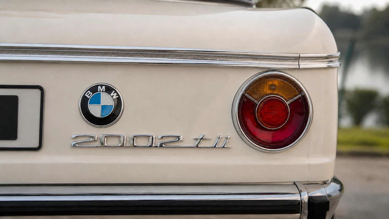 Круглый задний фонарь и эмблема BMW 2002 tii раннего исполнения