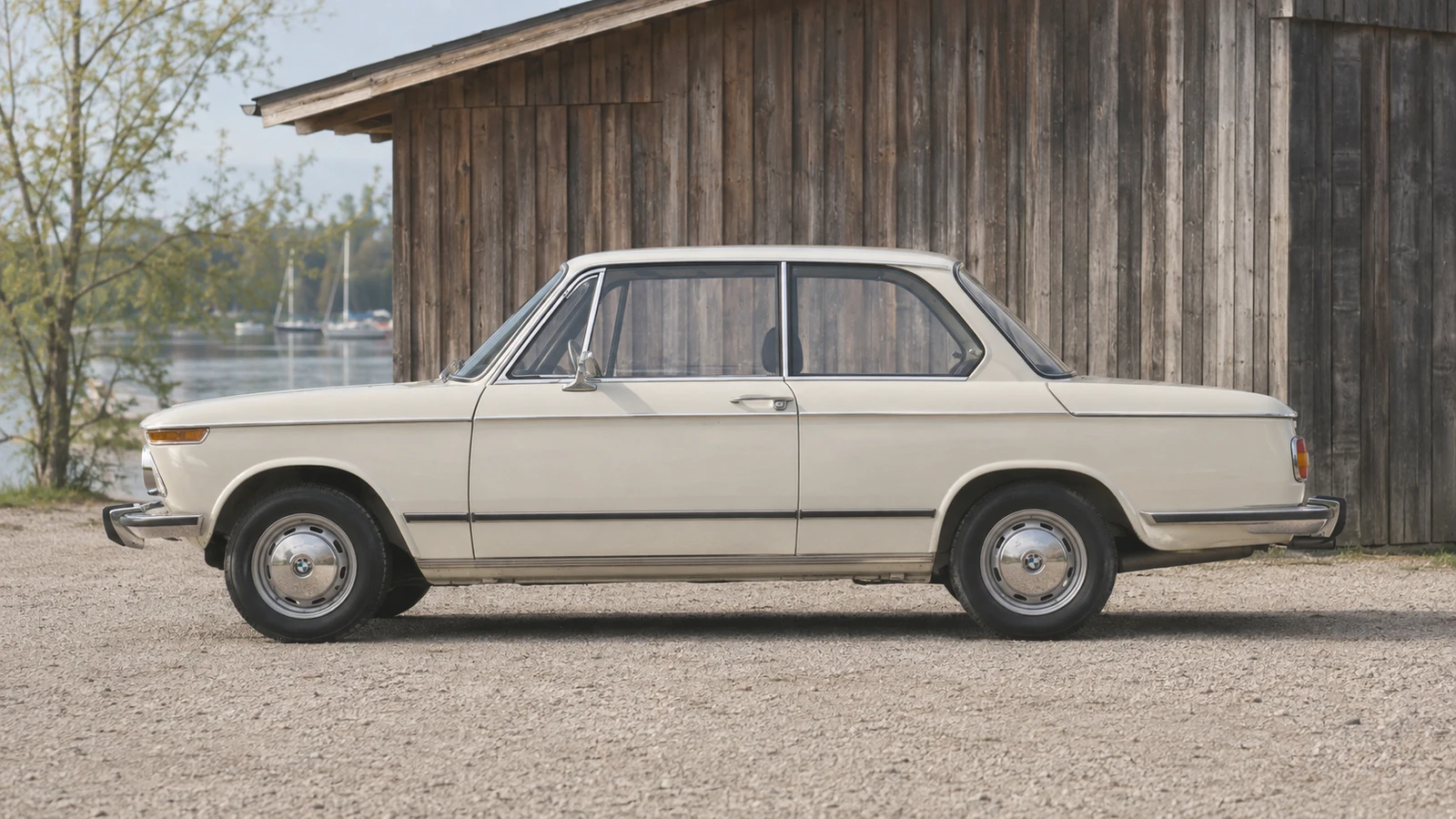 BMW 2002 tii сбоку: двухдверный кузов и большие окна