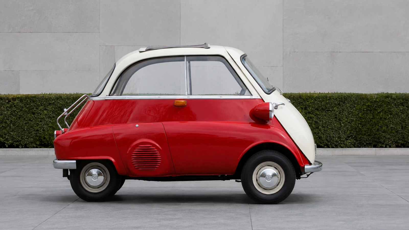 BMW Isetta 300 Export сбоку: короткий кузов и боковые прорези охлаждения