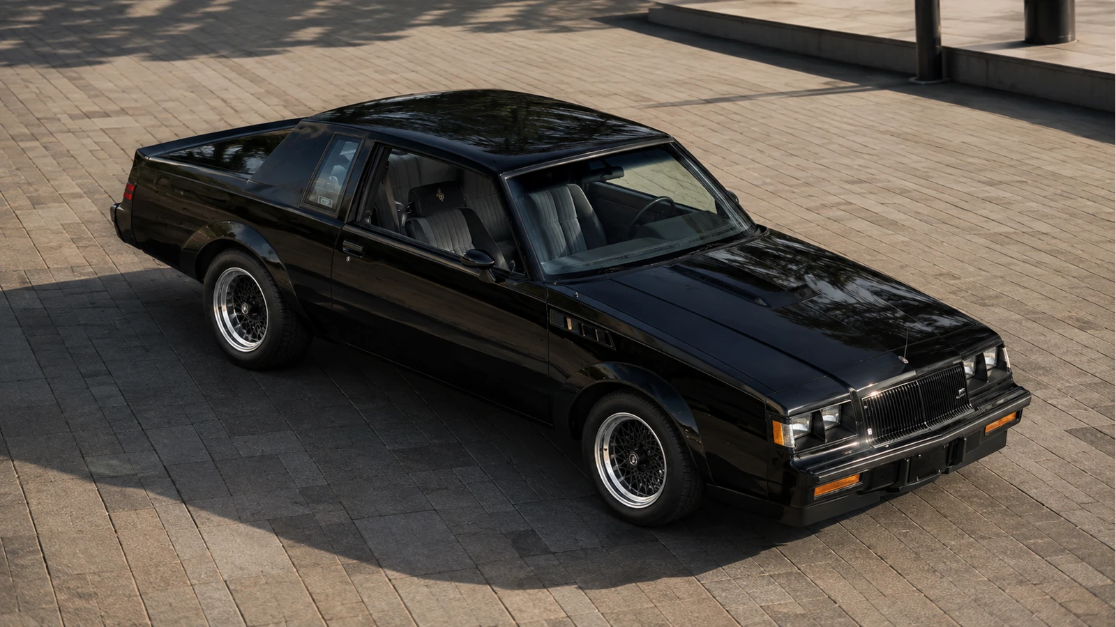 Buick GNX 1987 — вид сверху на капот и остекление