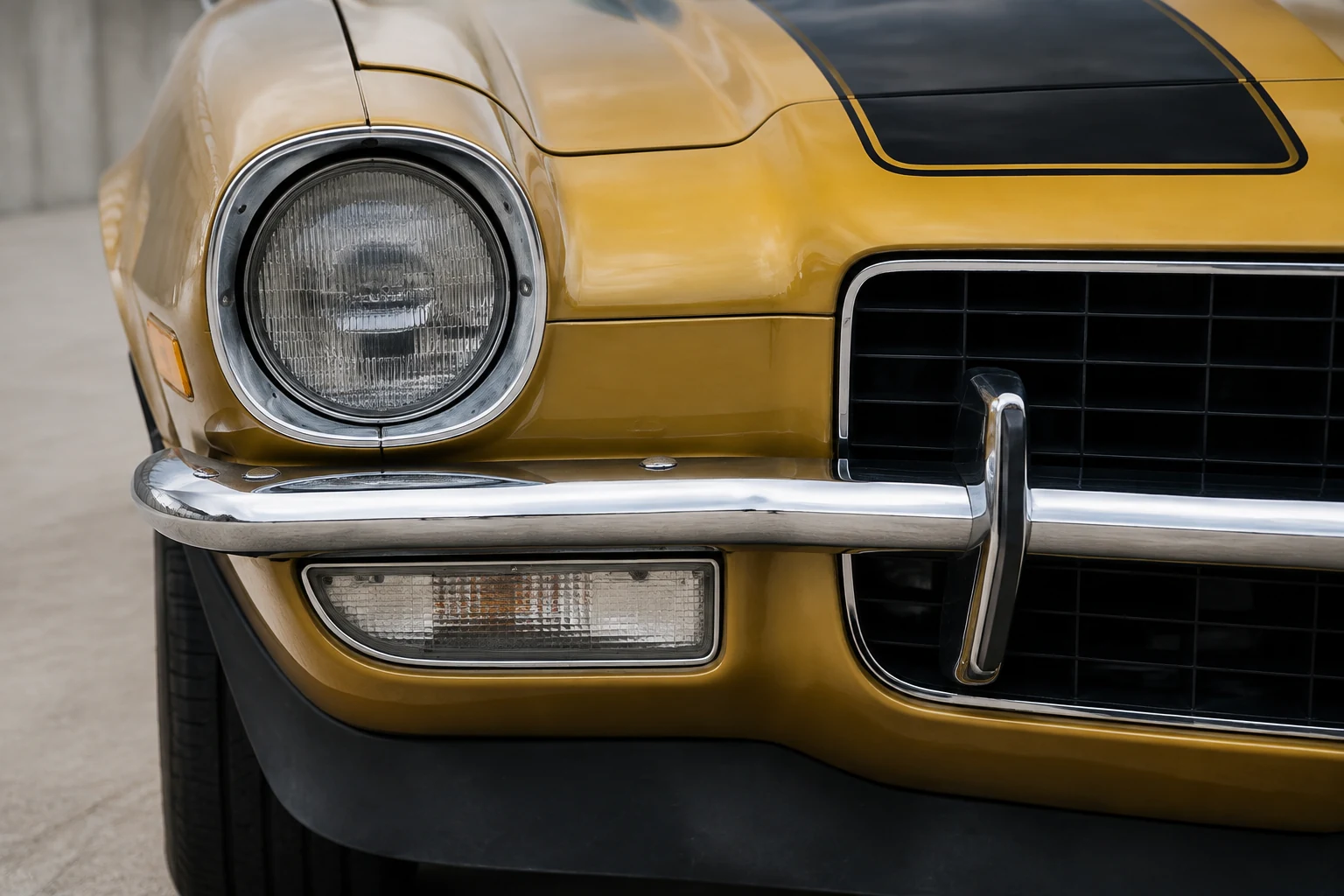 Круглая фара и прямоугольный нижний фонарь обычного передка Camaro 1970