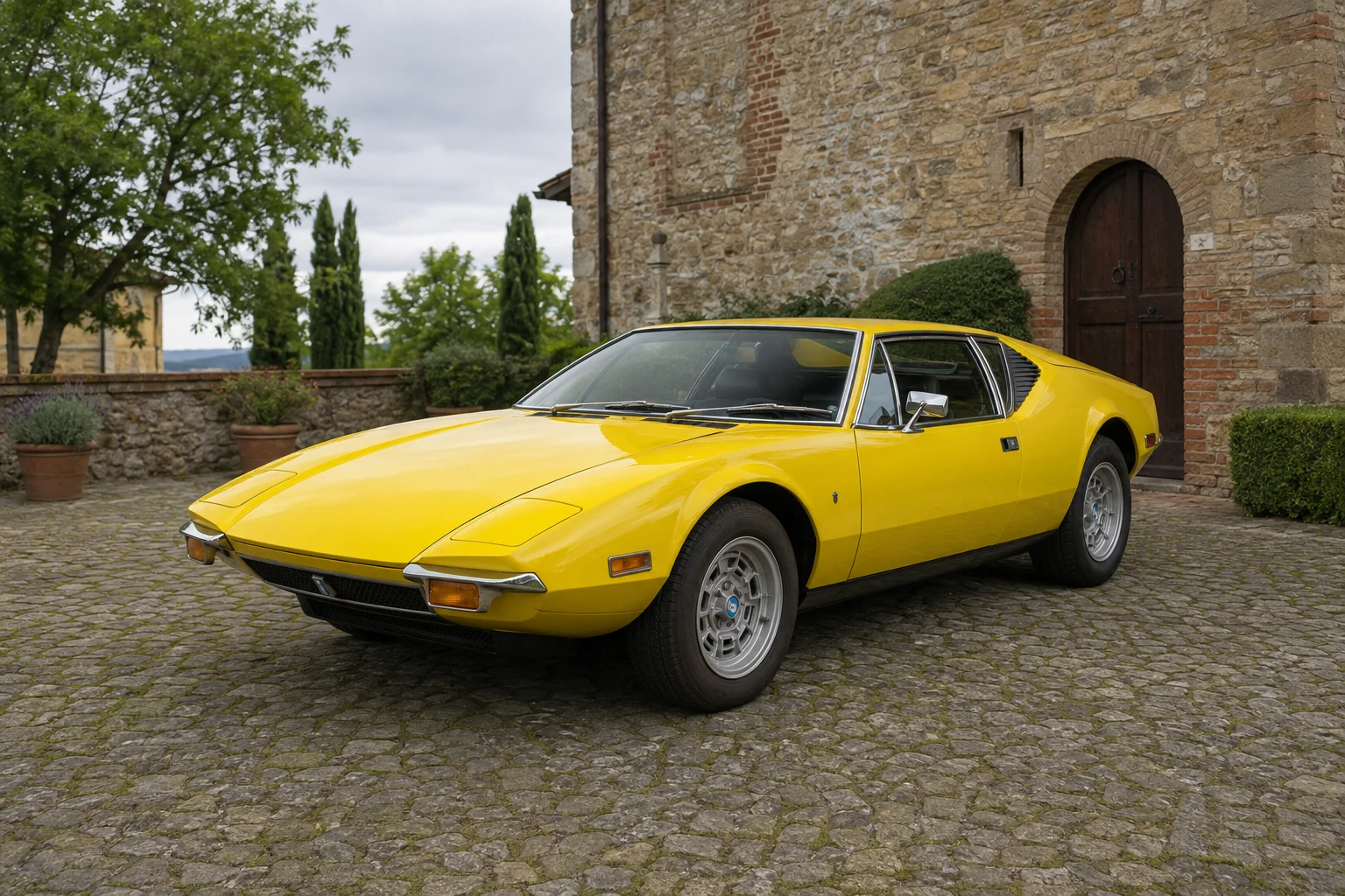 Ранняя жёлтая De Tomaso Pantera с закрытыми фарами и хромированными бамперами