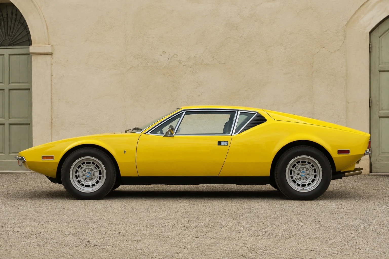 Профиль узкого кузова ранней De Tomaso Pantera
