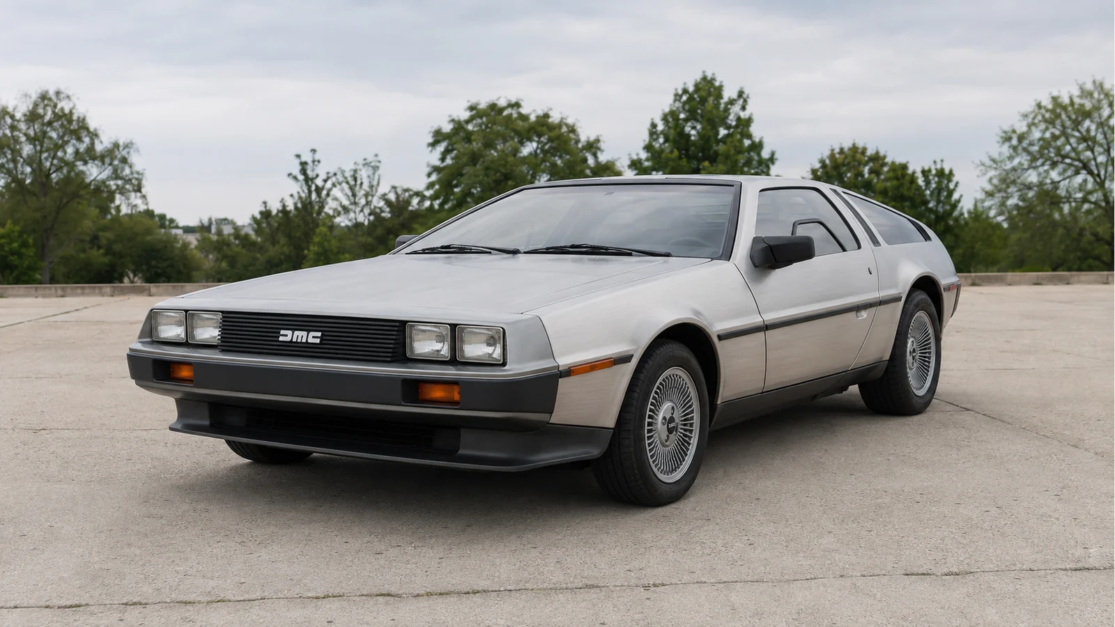 DeLorean DMC-12 со стальными панелями и закрытыми дверями