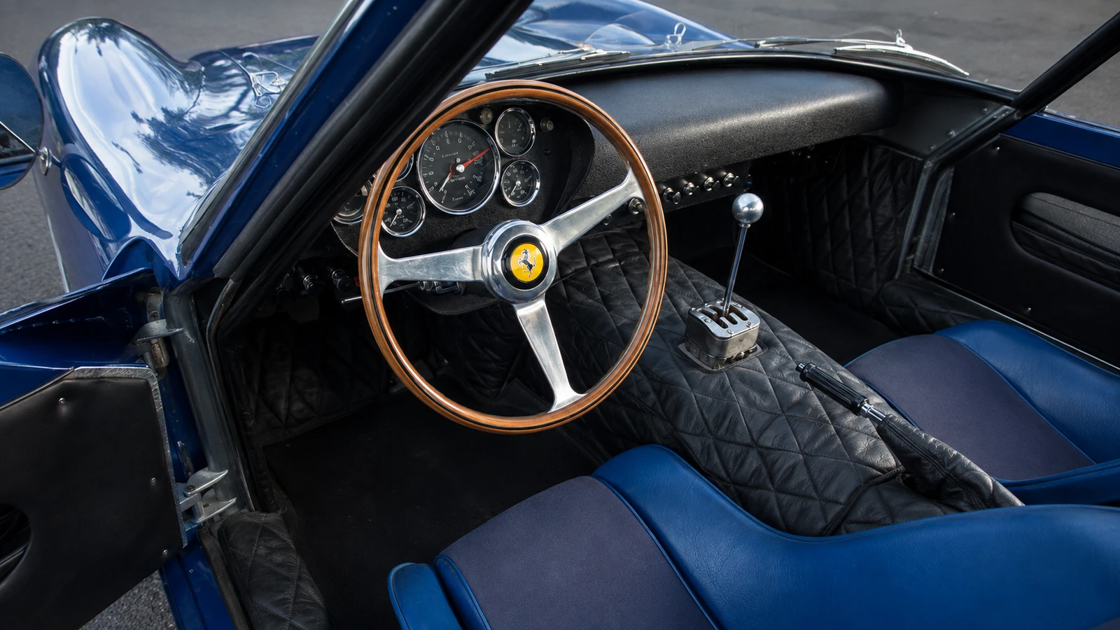 Кокпит восстановленной Ferrari 250 GTO Series I: деревянный руль и открытая кулиса