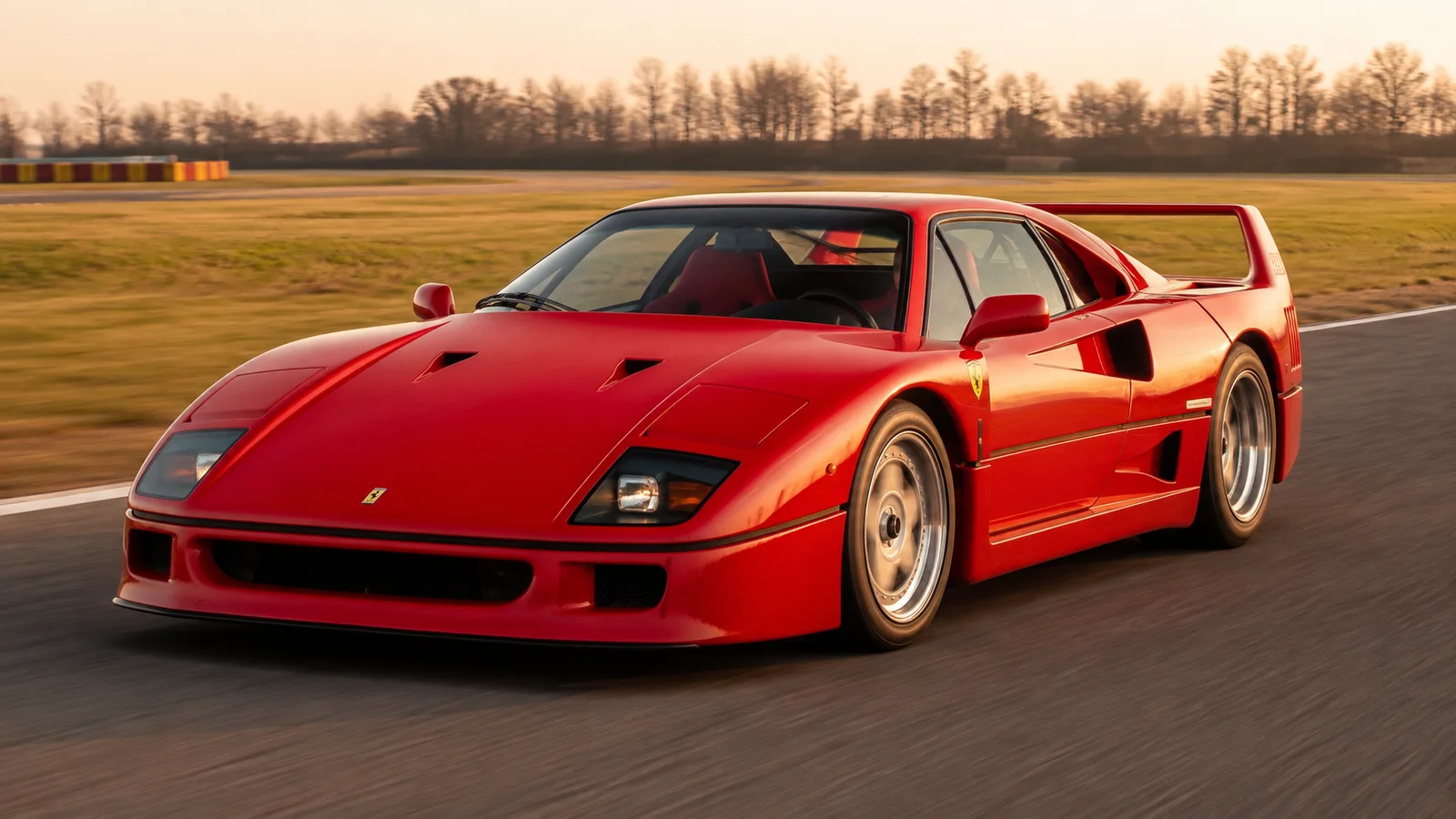 Красная Ferrari F40 на гоночной трассе