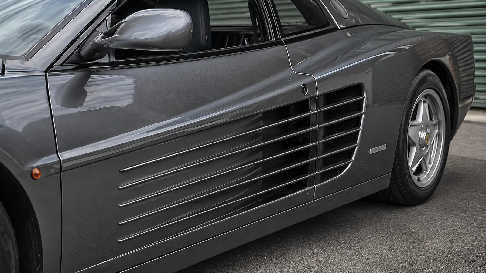 Рёбра и воздухозаборник на боковине Ferrari Testarossa