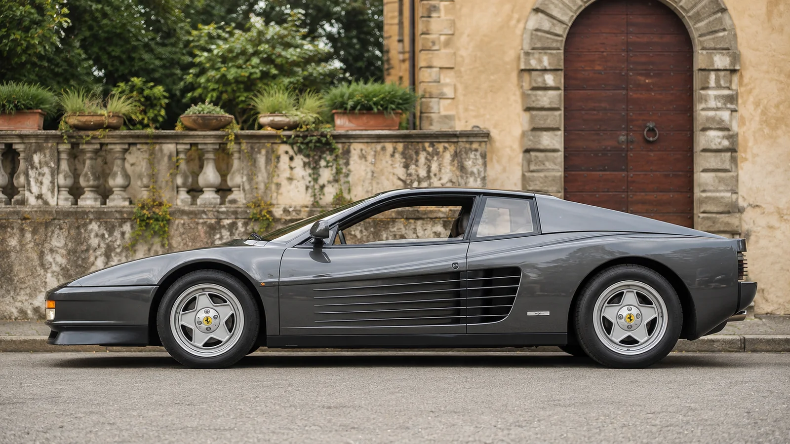 Ferrari Testarossa с низко расположенными зеркалами, вид сбоку
