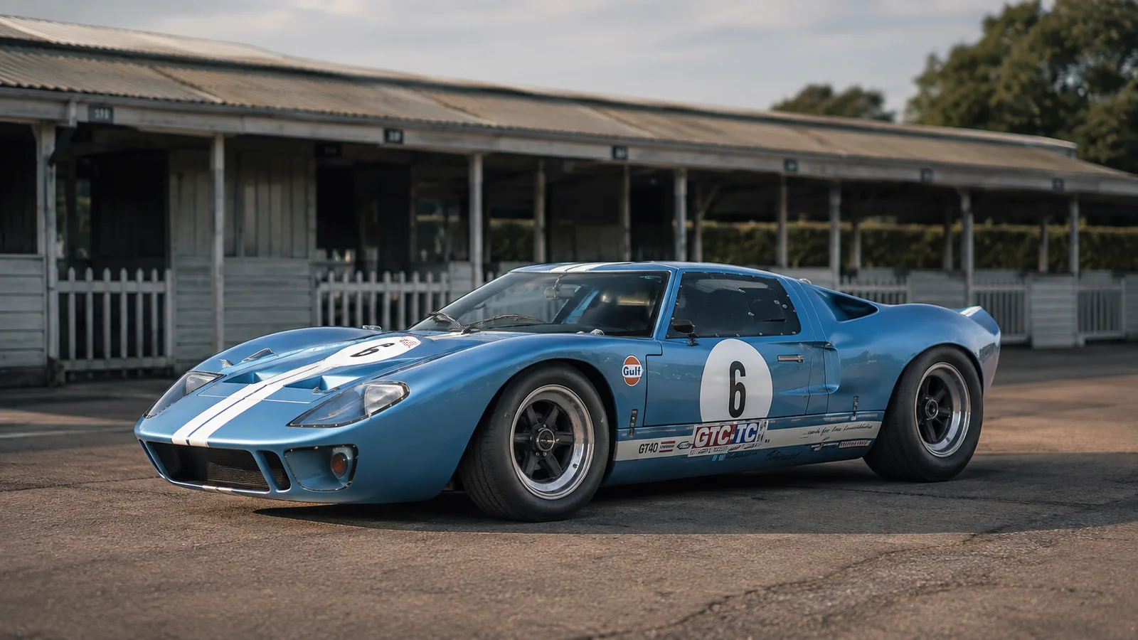 Голубой Ford GT40 Mk I с низким гоночным кузовом