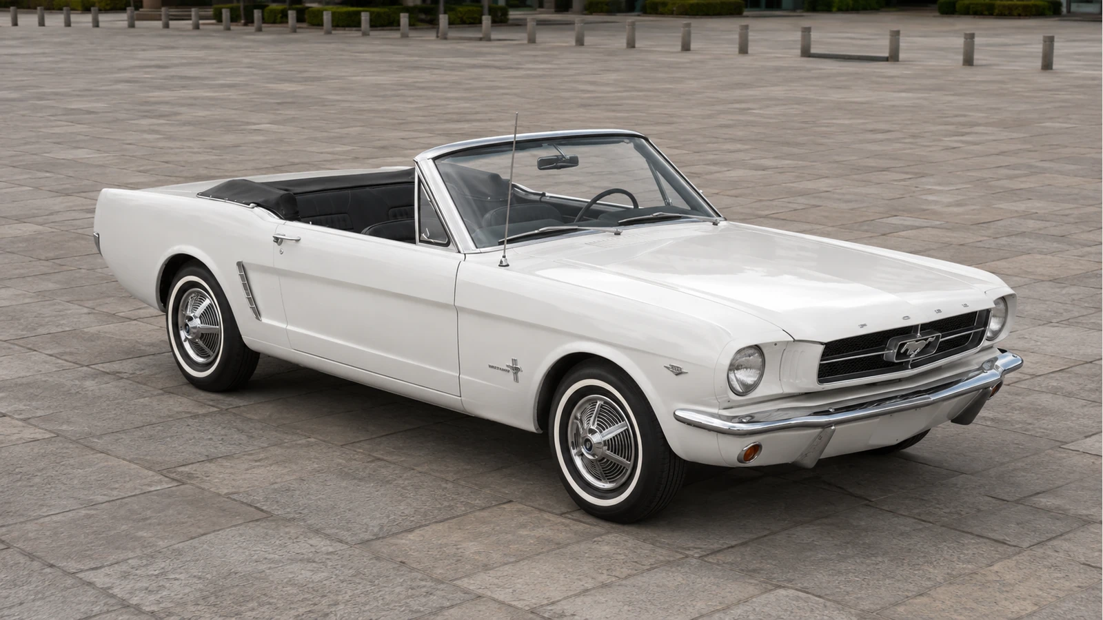Ford Mustang: ранний кабриолет 1964 года — общий вид с высокой точки