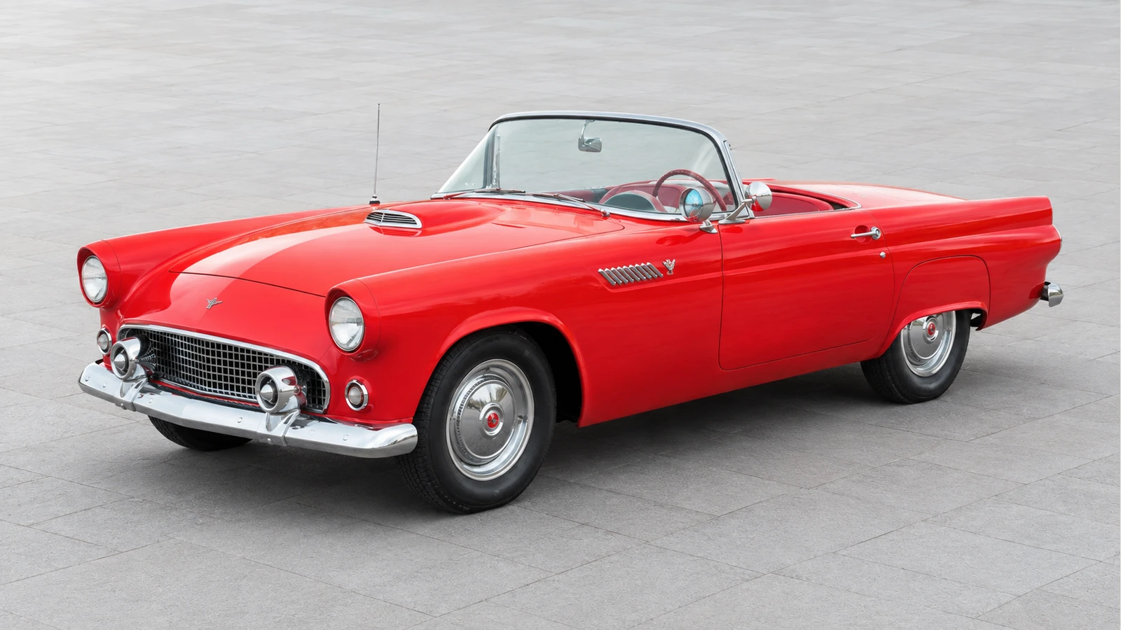 Красный Ford Thunderbird 1955 года с открытым верхом — вид сверху в три четверти