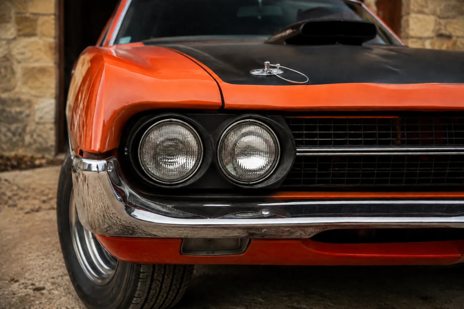 Фары в чёрной облицовке и замок капота Torino Cobra