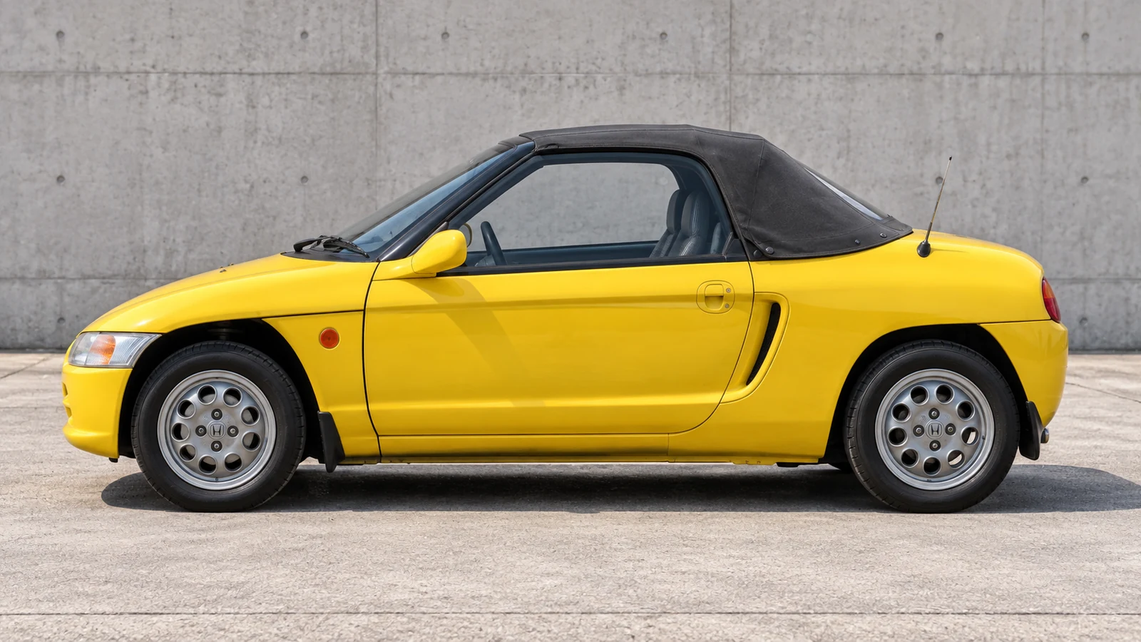 Honda Beat PP1 с поднятой мягкой крышей, полный боковой вид