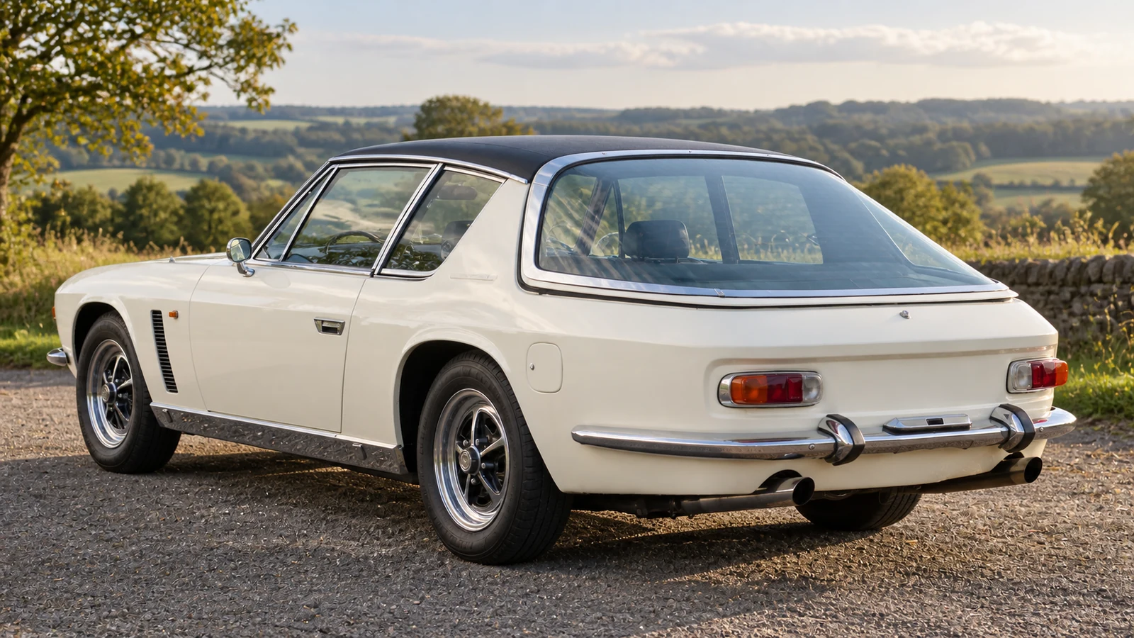 Jensen Interceptor Mk I конца 1960-х годов, вид сзади слева в три четверти