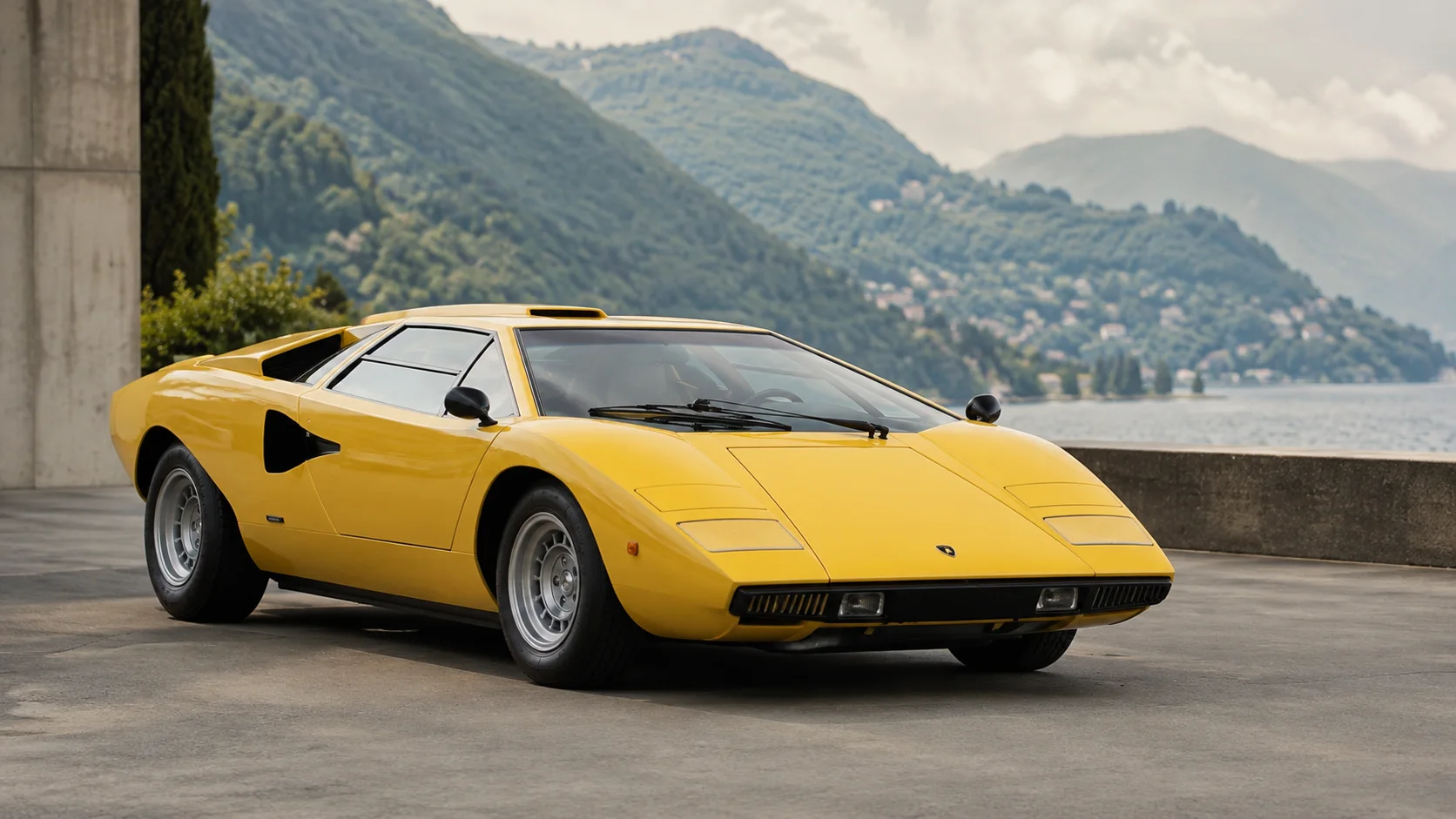 Жёлтый Lamborghini Countach LP400 Periscopio