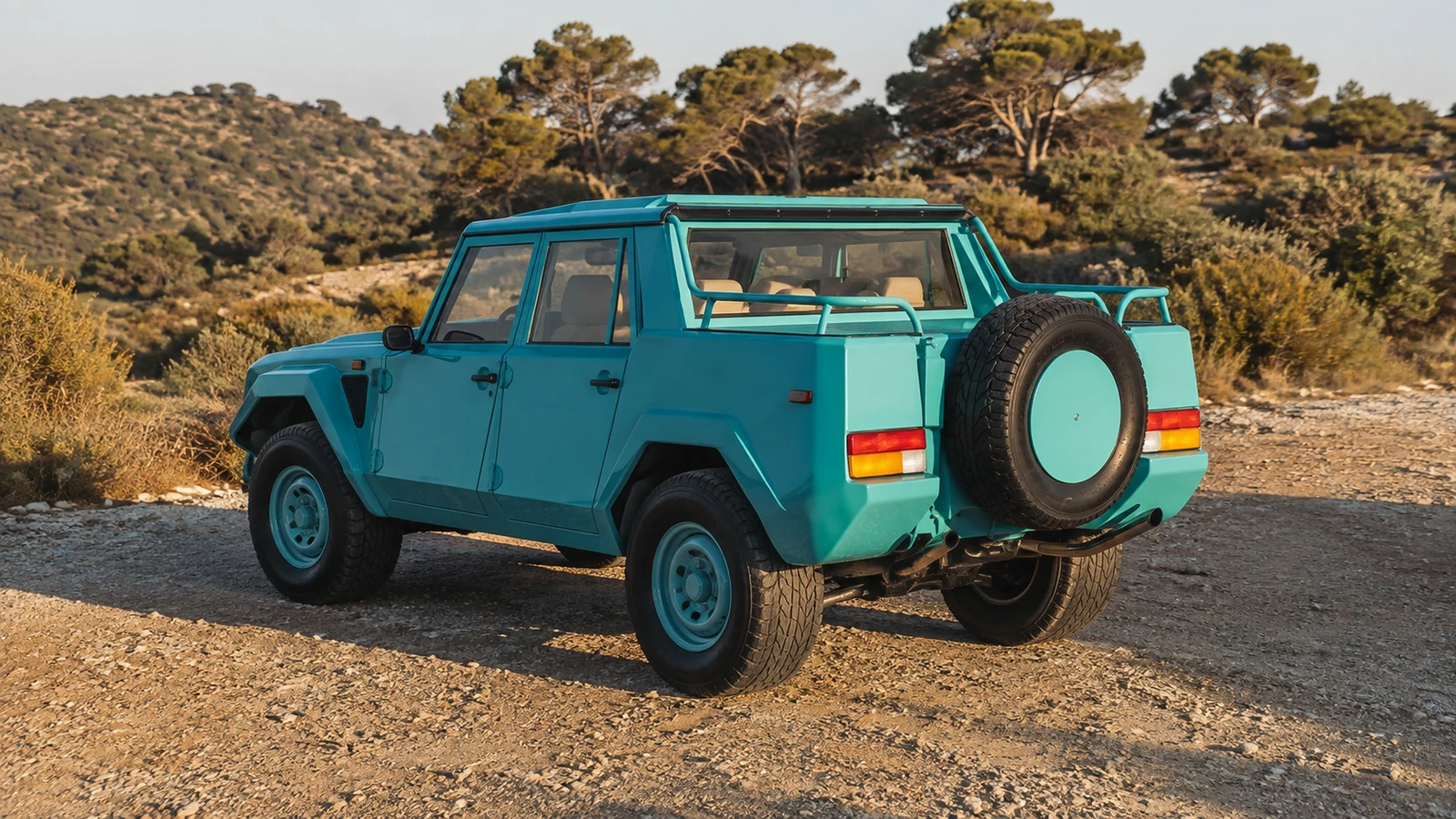 Lamborghini LM002 сзади: открытая грузовая площадка и запасное колесо