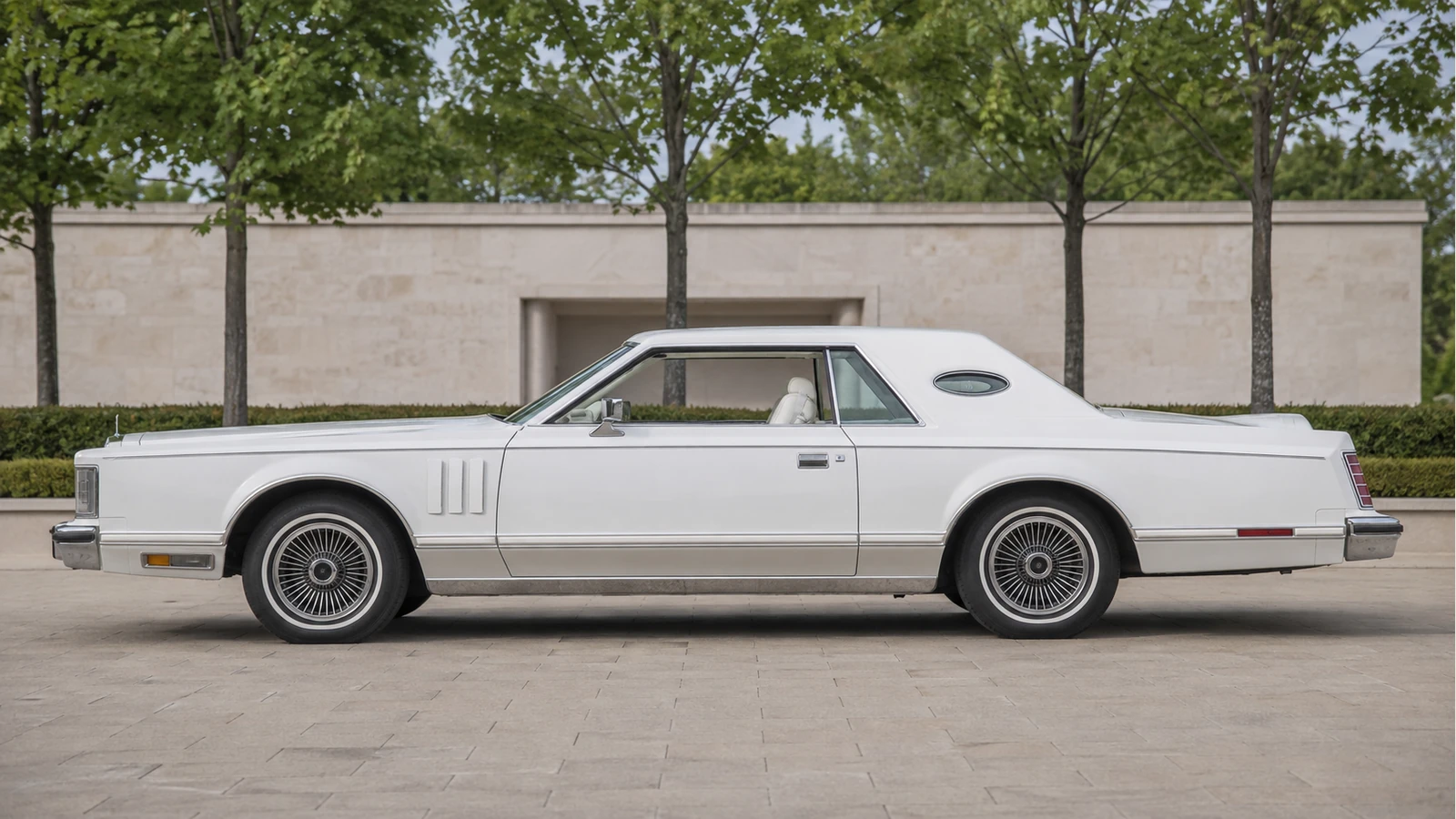 Continental Mark V 1977 года — вид сбоку