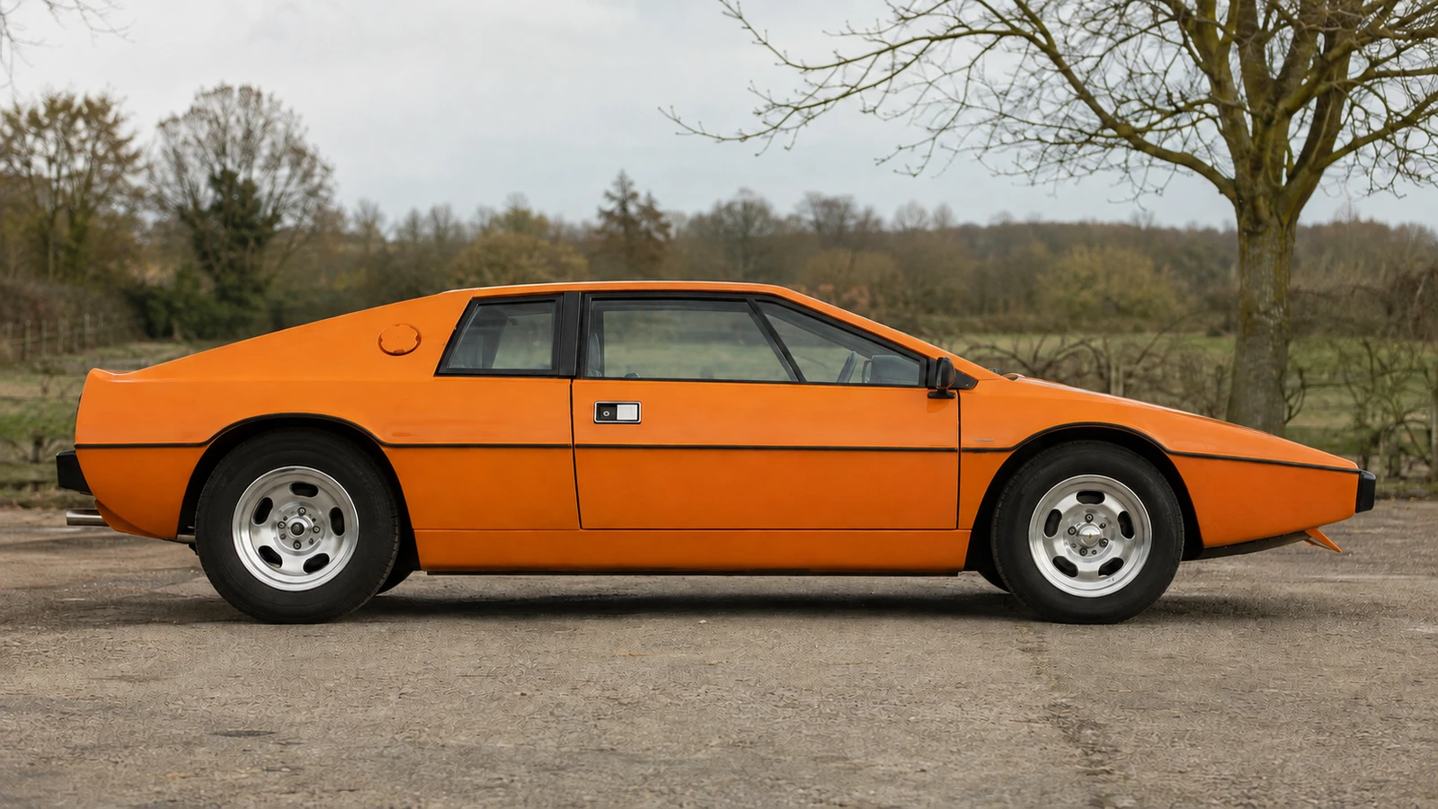 Lotus Esprit S1 сбоку: клиновидный нос и штатные колёса Wolfrace