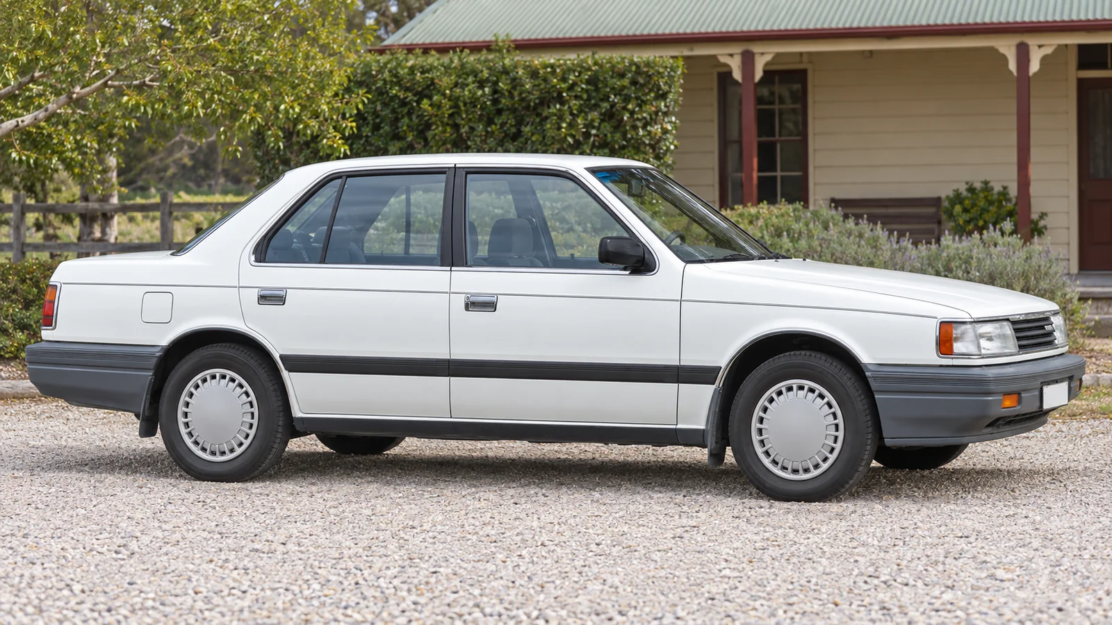 Mazda 929 поколения HC 1987 года, боковой вид