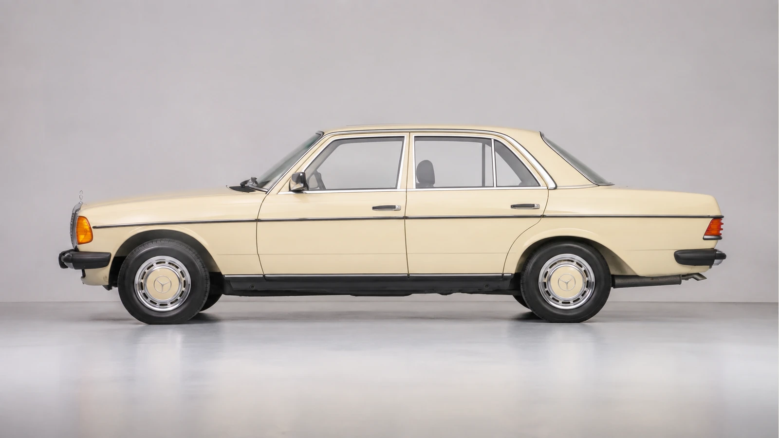 Mercedes-Benz W123 230E, четырёхдверный седан в профиль