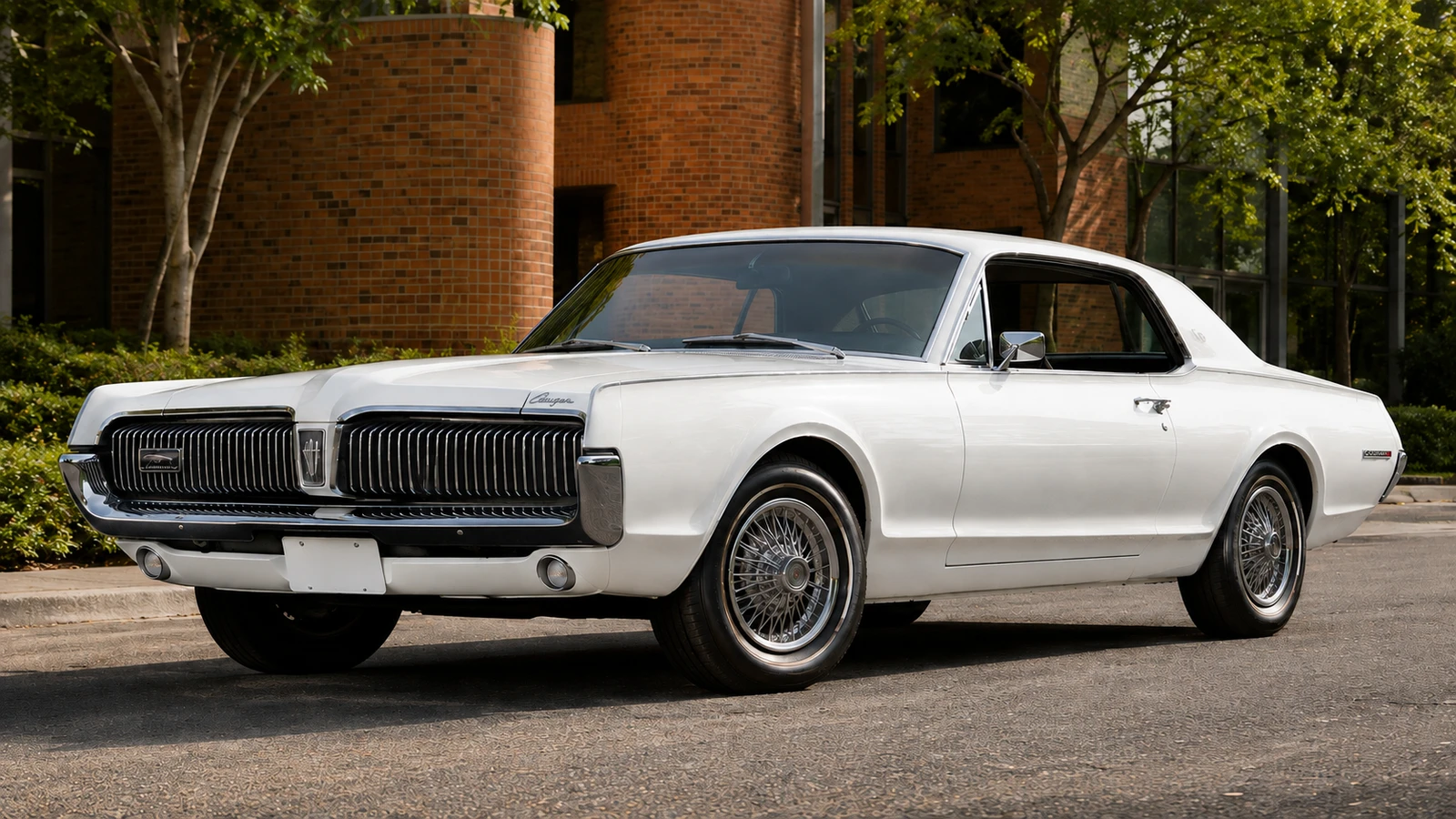 Mercury Cougar 1967 года с закрытыми фарами и штатными спицевыми колпаками