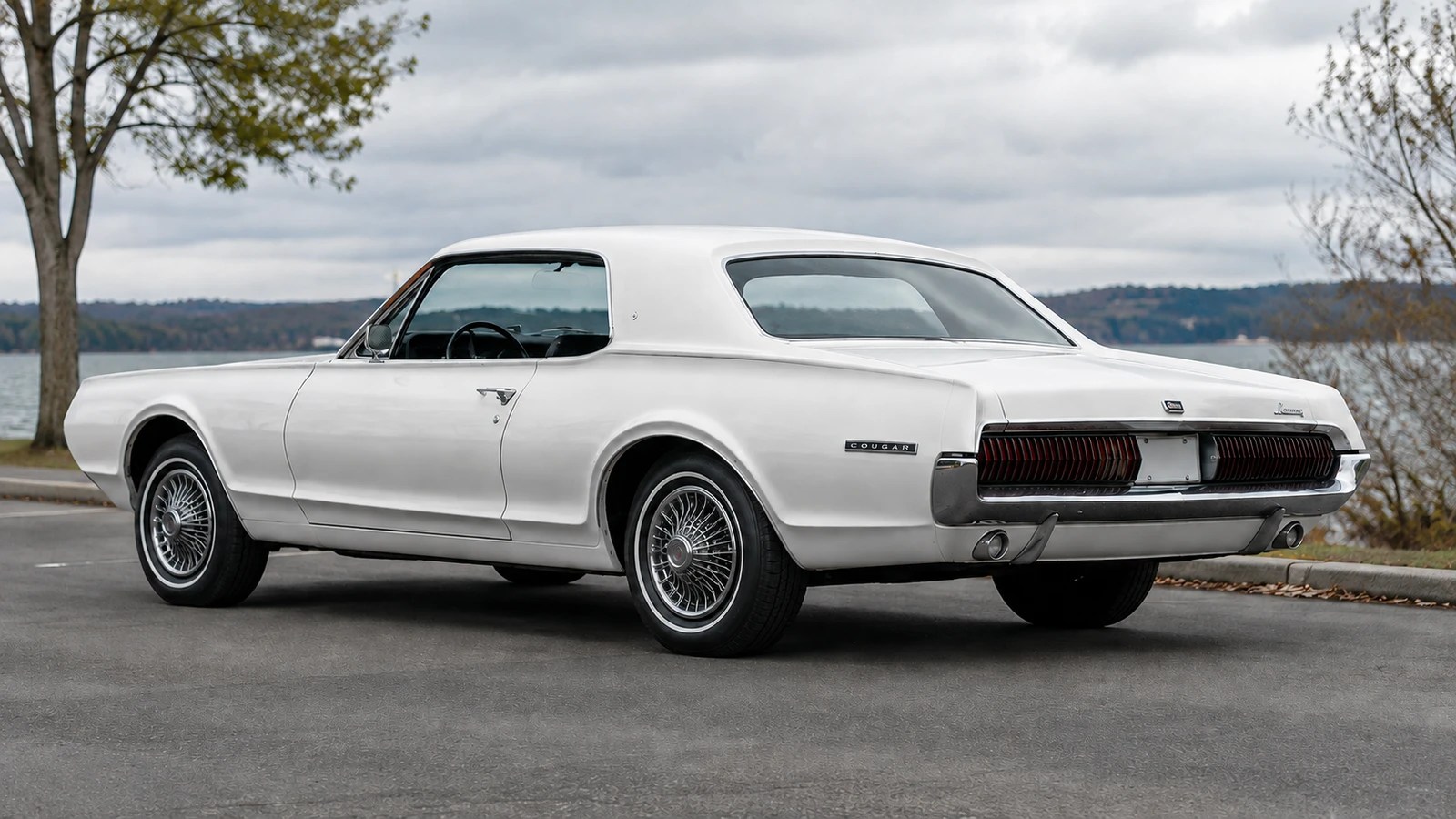 Mercury Cougar 1967 года сзади: длинные фонари с хромированными рёбрами