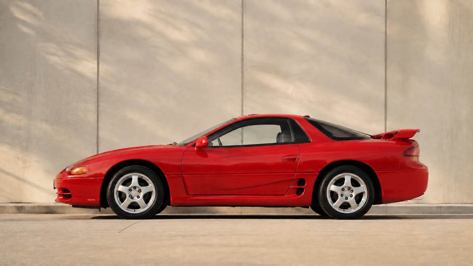 Профиль 3000GT VR-4 1994 года: боковые воздухозаборники и штатное заднее крыло