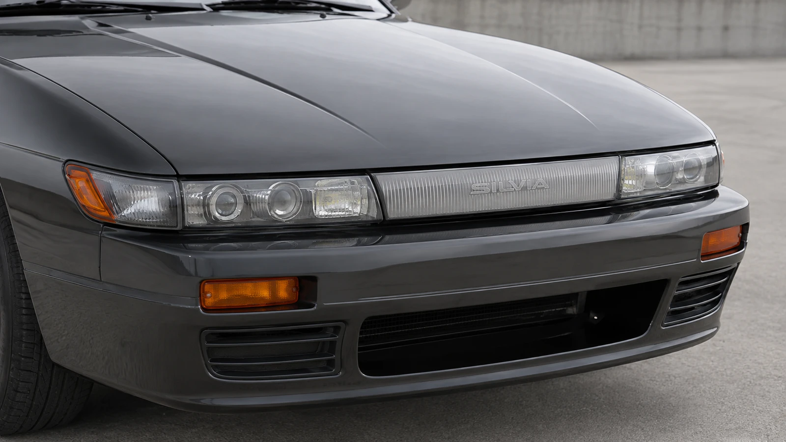 Фары и узкая передняя панель ранней Nissan Silvia S13
