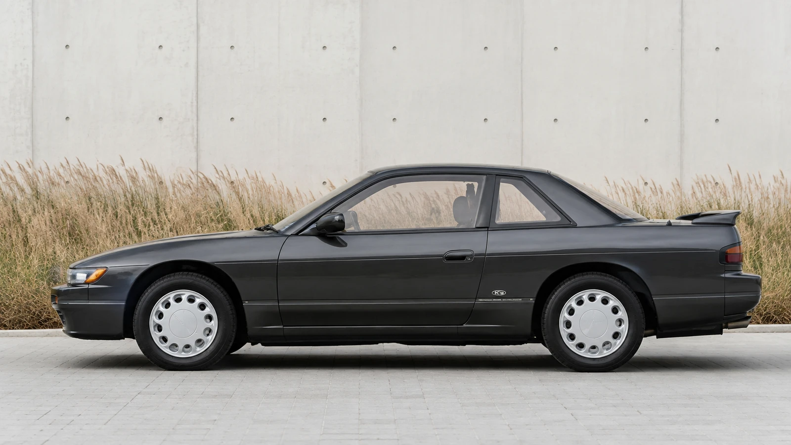 Nissan Silvia S13 сбоку: отдельный багажник и длинный капот