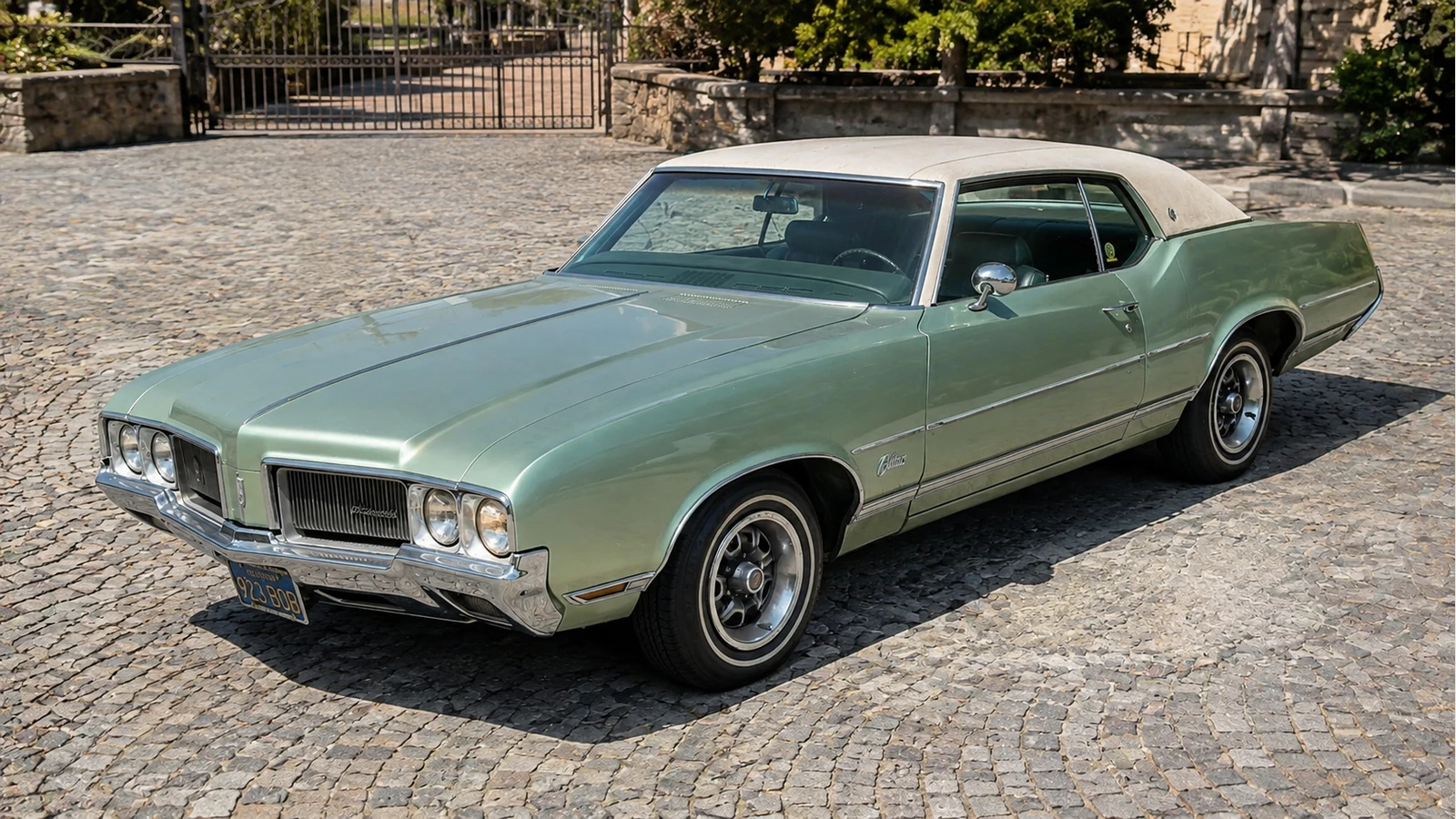 Oldsmobile Cutlass Supreme Holiday Coupe 1970 года — общий вид с высокой точки