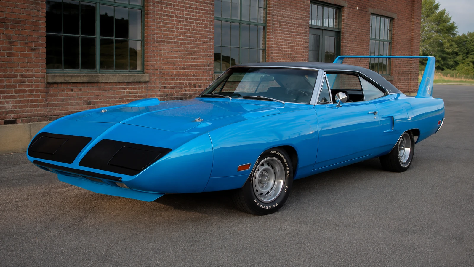 Дорожный Plymouth Superbird 1970 года с виниловой крышей и высоким крылом
