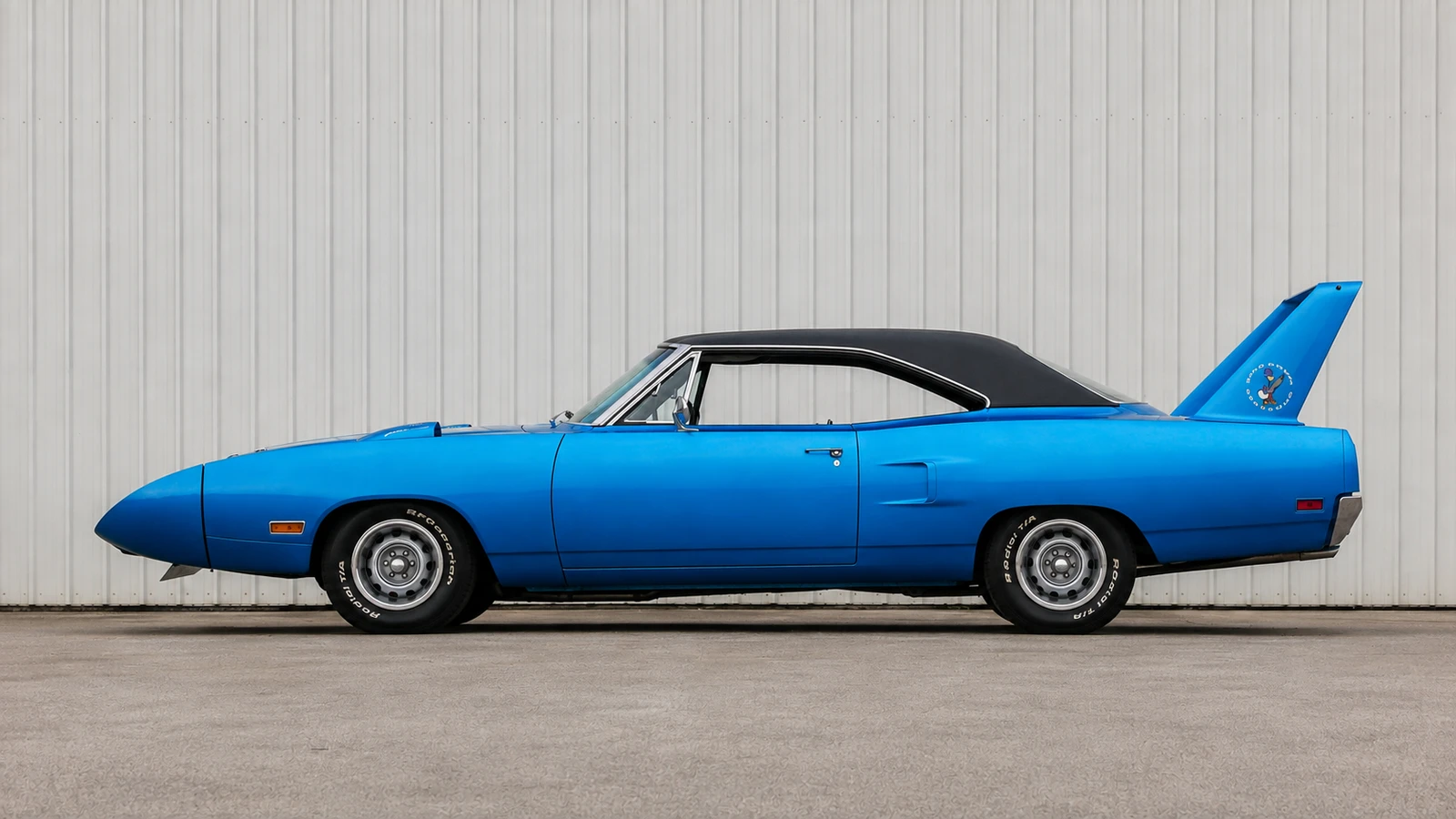 Plymouth Superbird 1970 года сбоку: вытянутый нос и заднее антикрыло