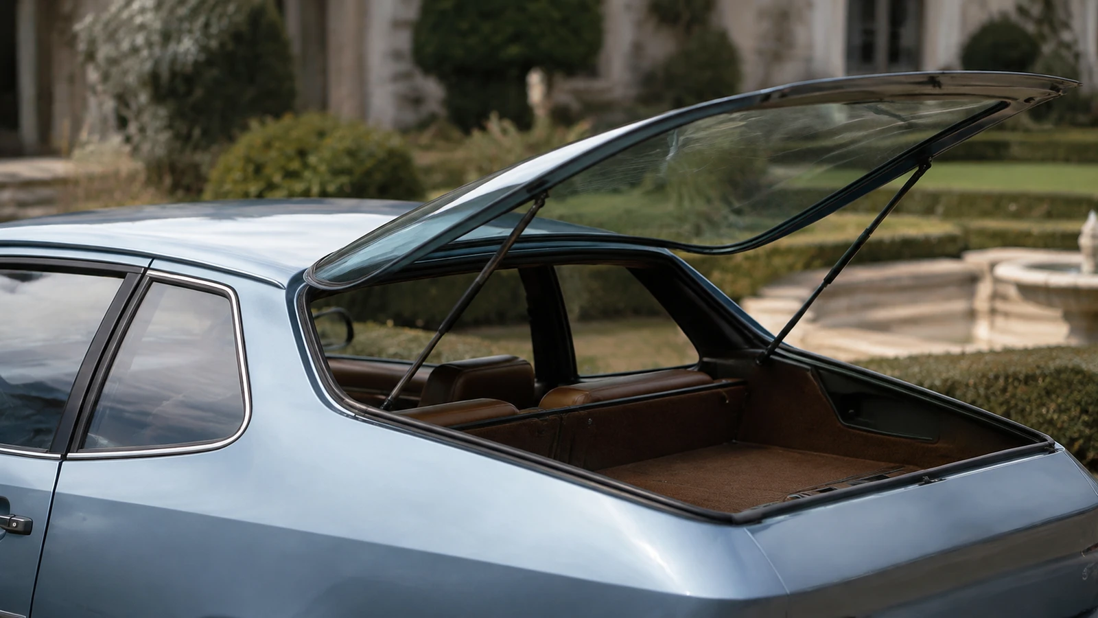 Открытая стеклянная задняя дверь ранней Porsche 924
