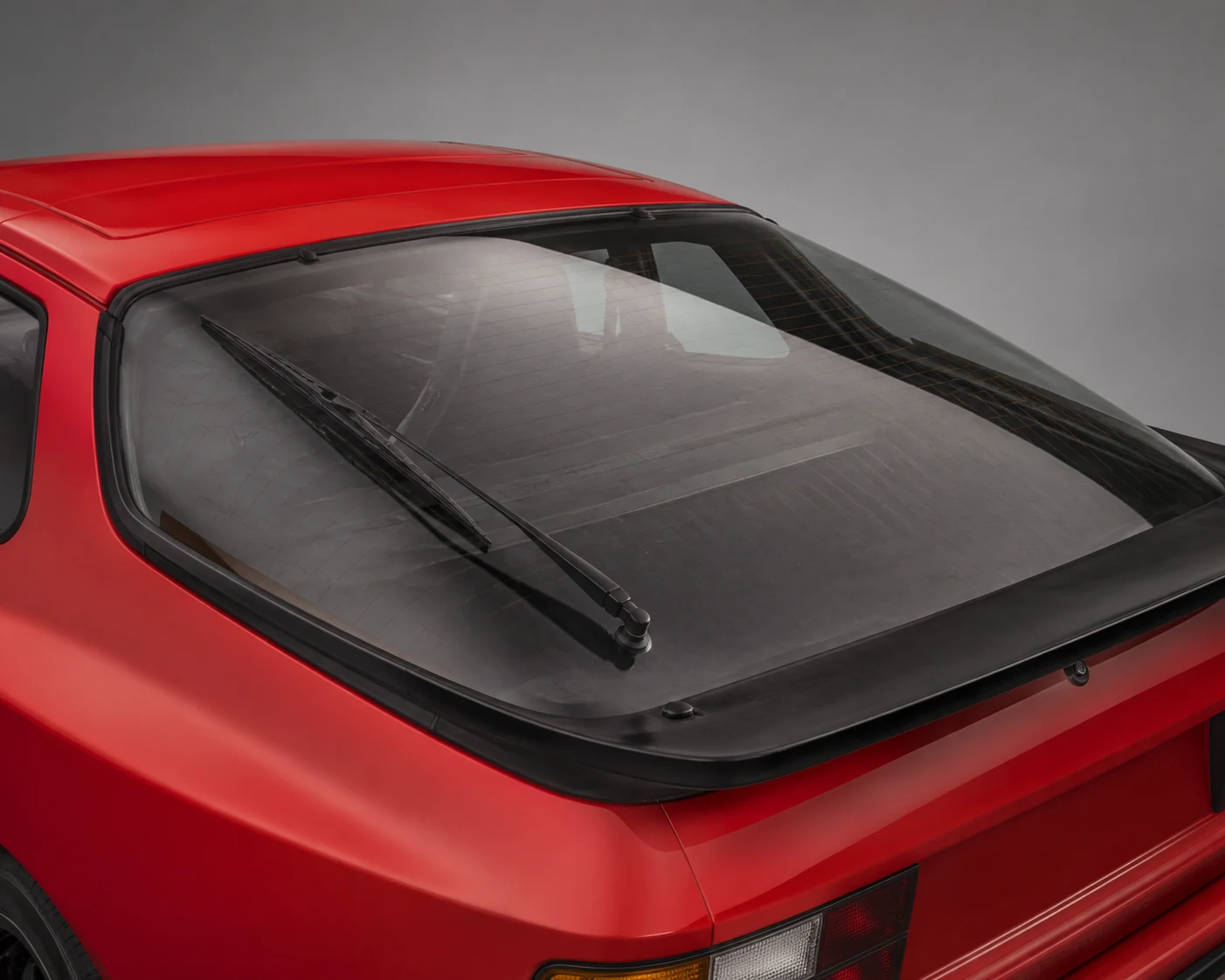 Стеклянная задняя дверь Porsche 944 с чёрной окантовкой и спойлером