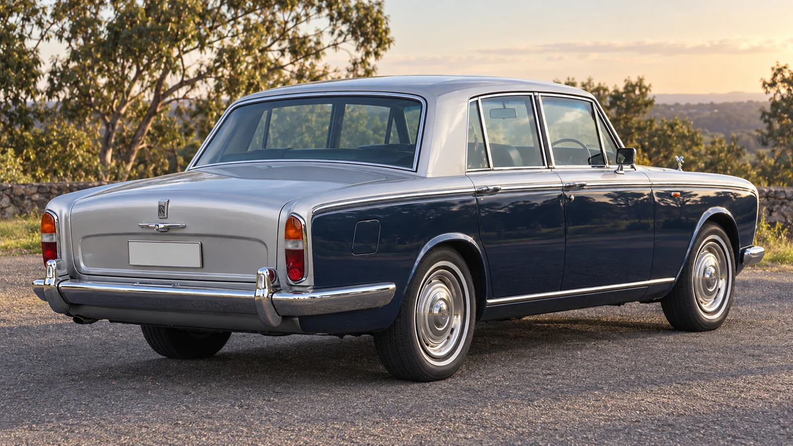 Rolls-Royce Silver Shadow 1967 года, вид сзади в три четверти