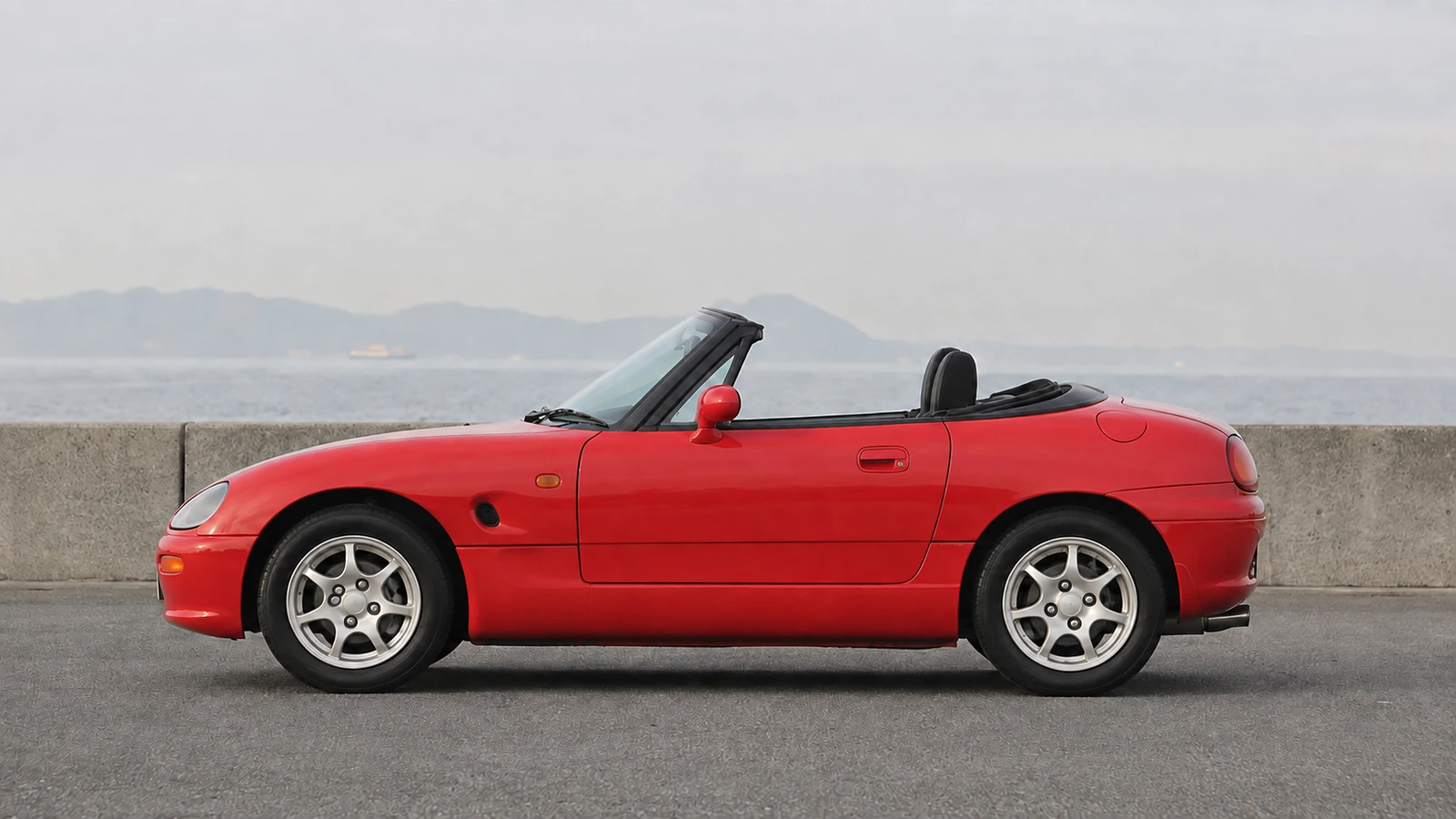 Suzuki Cappuccino EA11R сбоку: два места и короткий открытый кузов