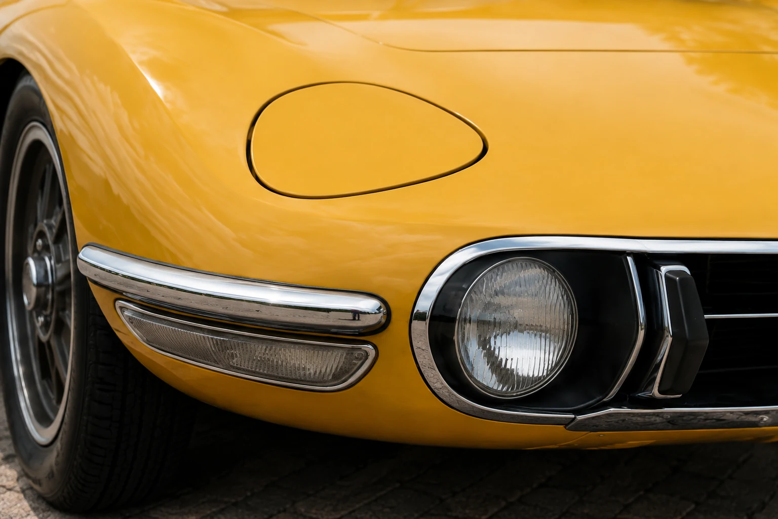 Закрытая подъёмная фара и нижний круглый фонарь ранней 2000GT