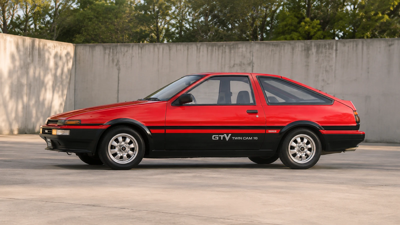 Красно-чёрная трёхдверная Sprinter Trueno AE86 GTV в профиль