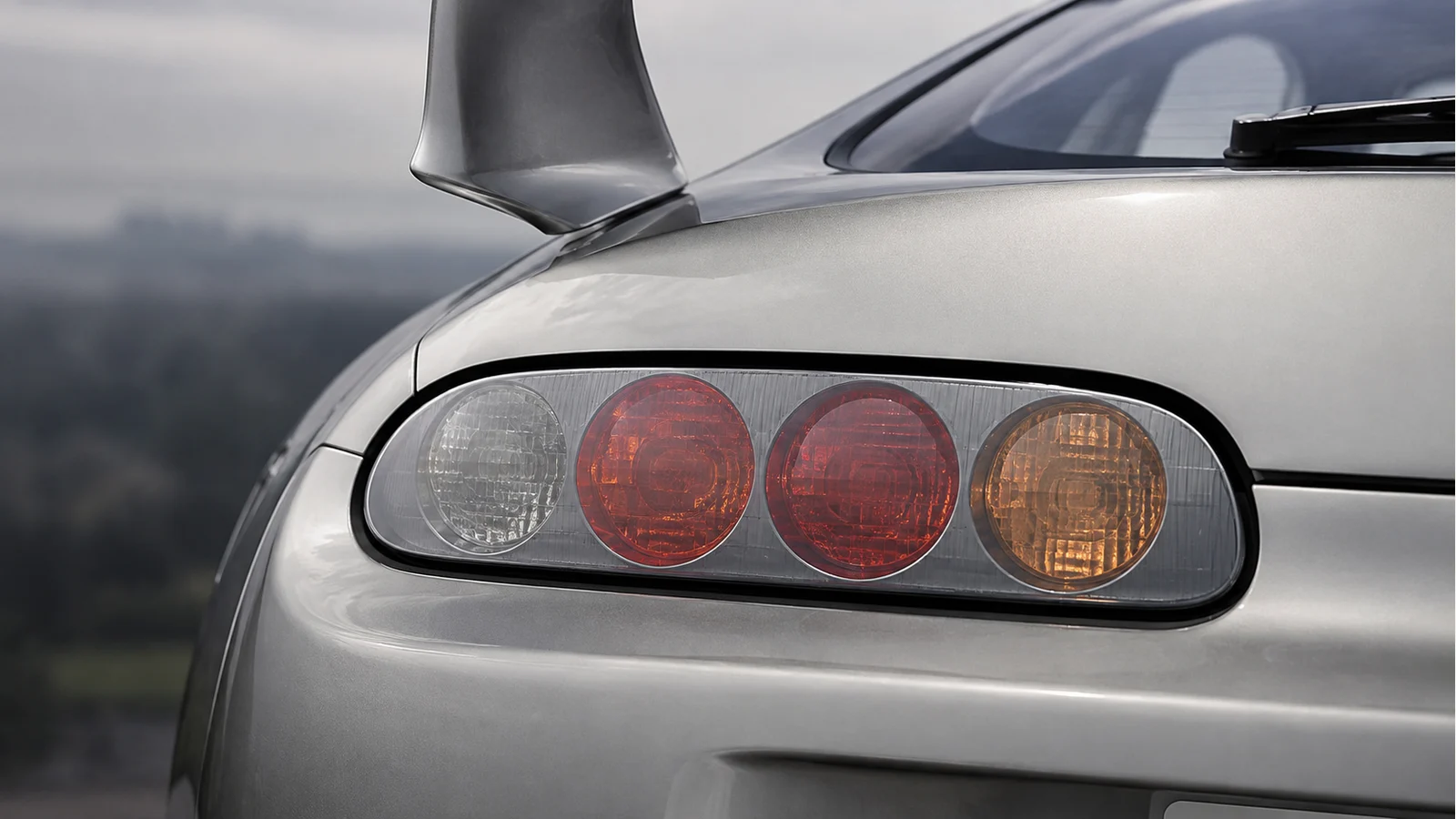 Круглые секции заднего фонаря поздней Toyota Supra A80