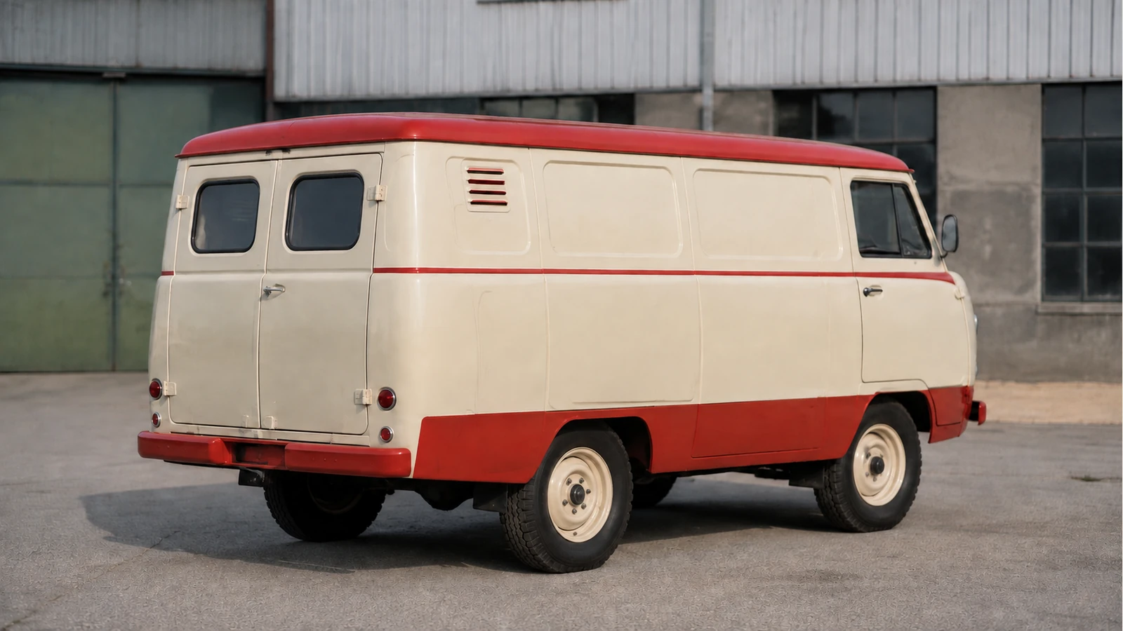 Ранний УАЗ-451 — задний ракурс