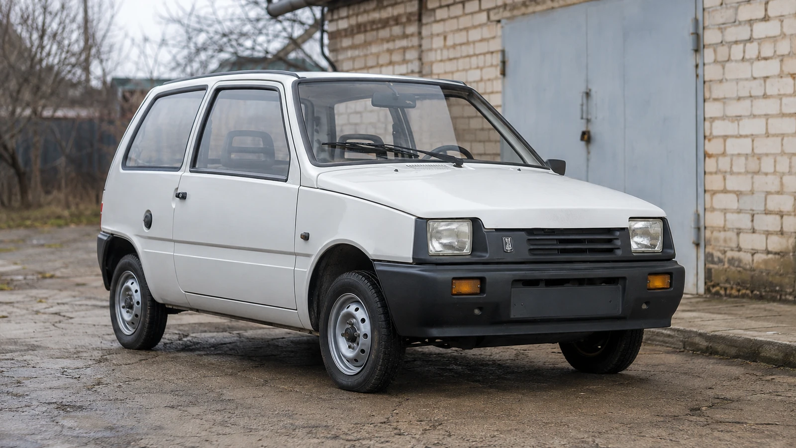 Ранняя ВАЗ-1111 «Ока»: белый трёхдверный хэтчбек со штатными колёсами