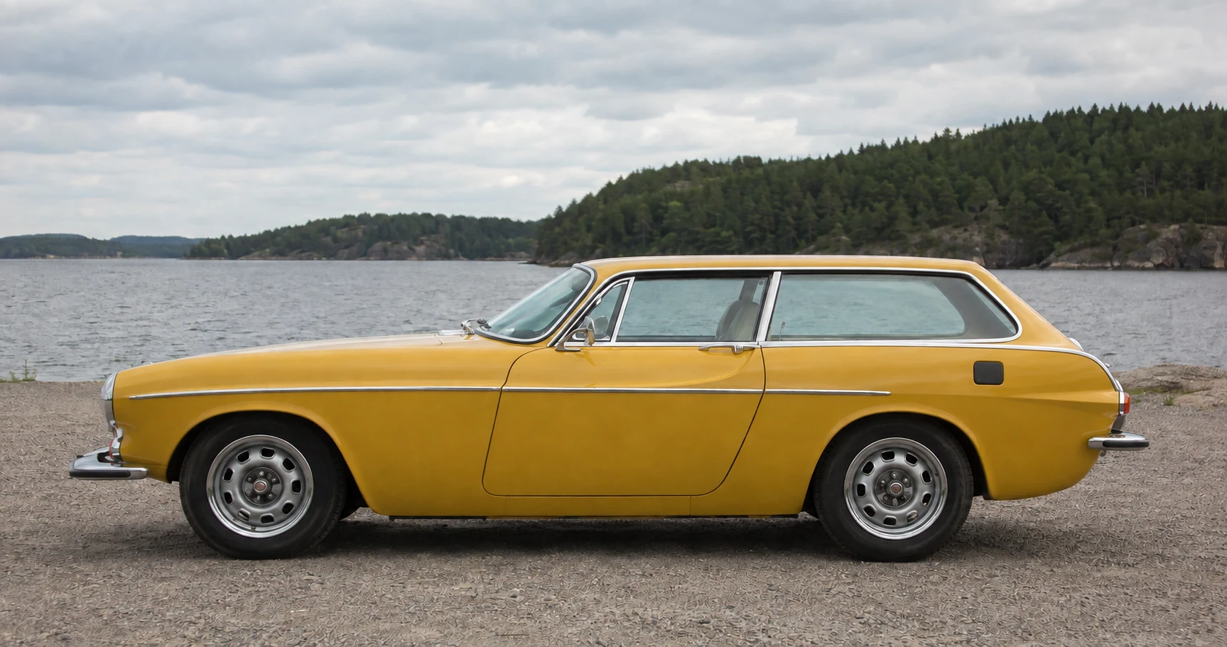 Боковой профиль Volvo 1800ES с длинным задним окном