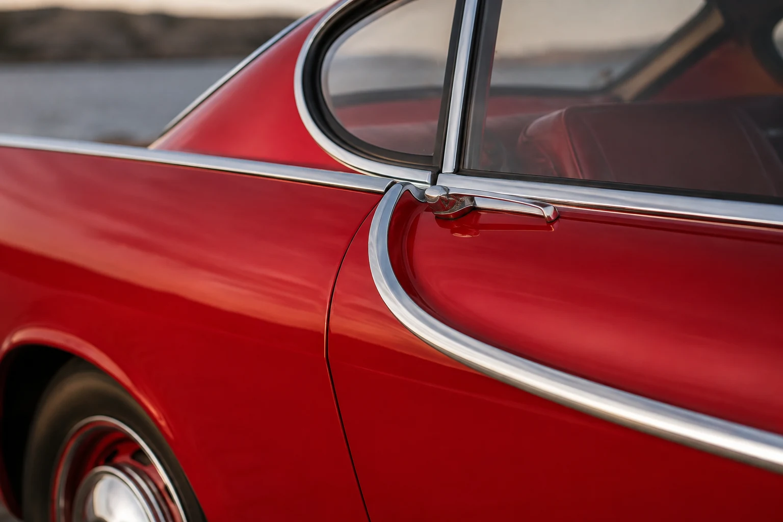 Изогнутый боковой молдинг и дверная ручка раннего Volvo P1800