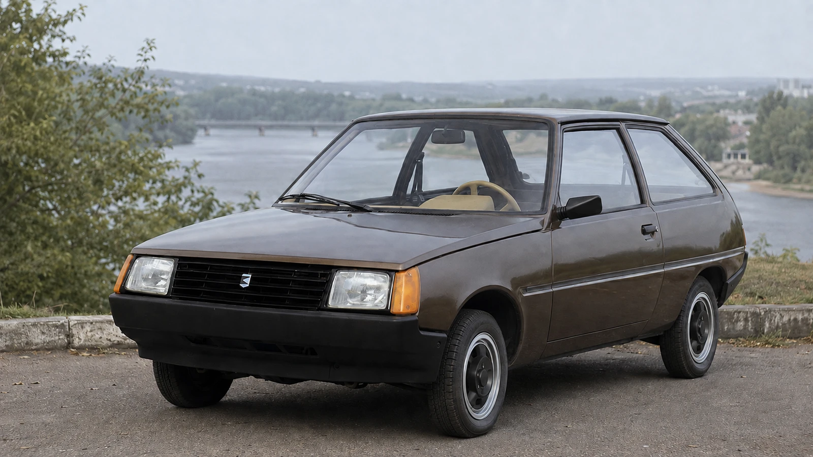 Ранний ЗАЗ-1102 «Таврия» с первоначальной облицовкой передка
